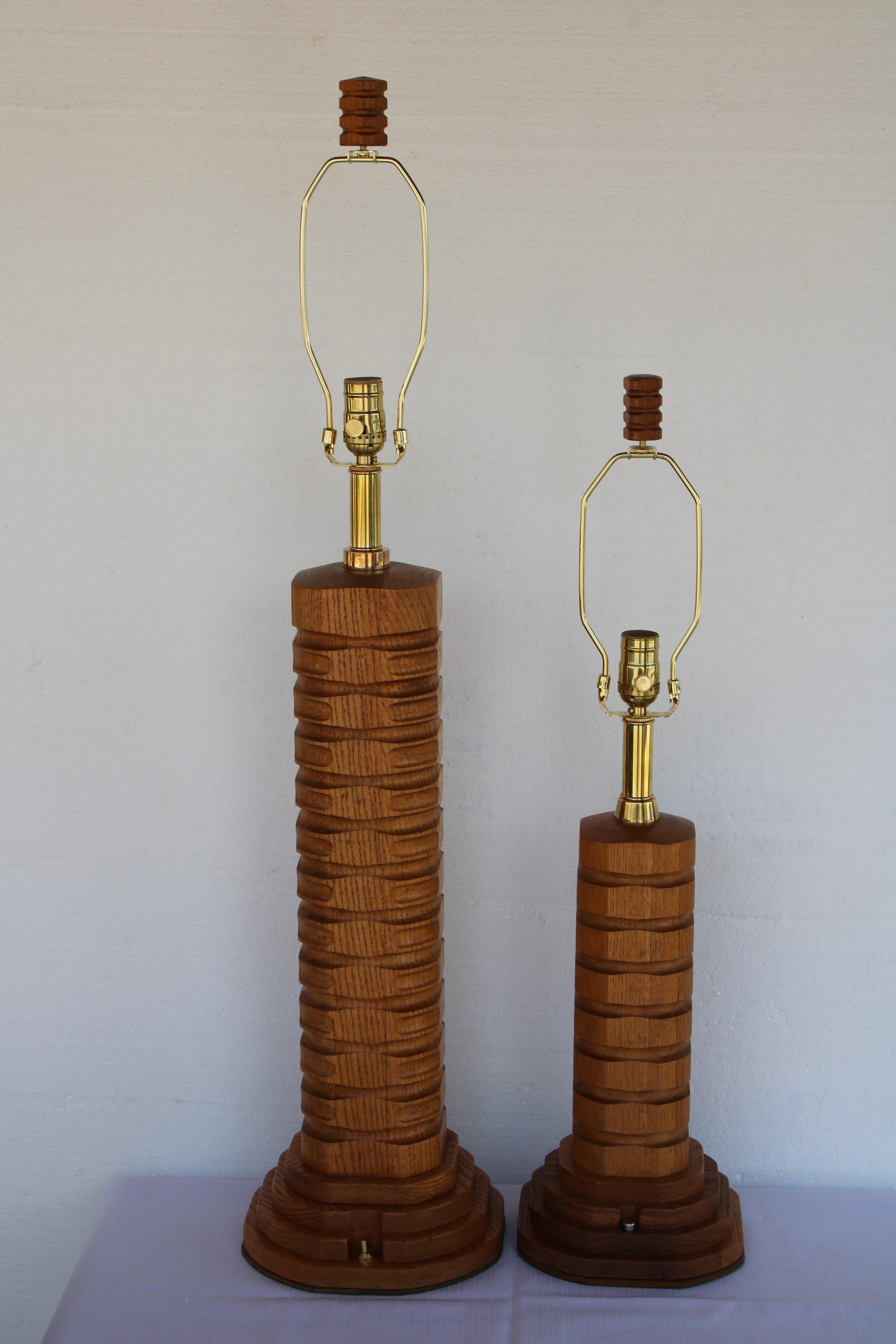 Milieu du XXe siècle Lampe en bois sculpté de style Art Carved, petite en vente