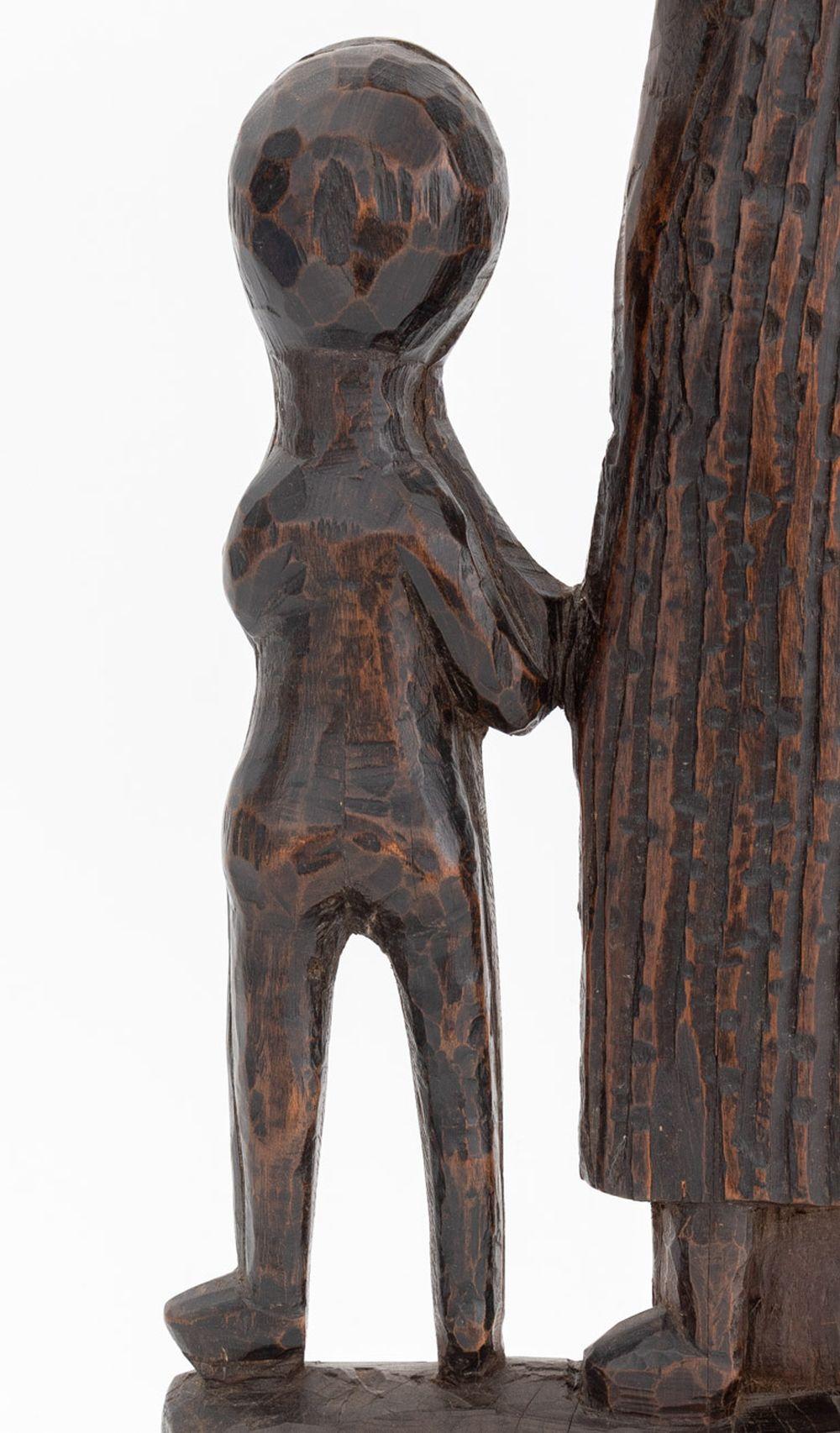 Artisanat Folk Art Carved Wood Mother & Child Sculpture en vente