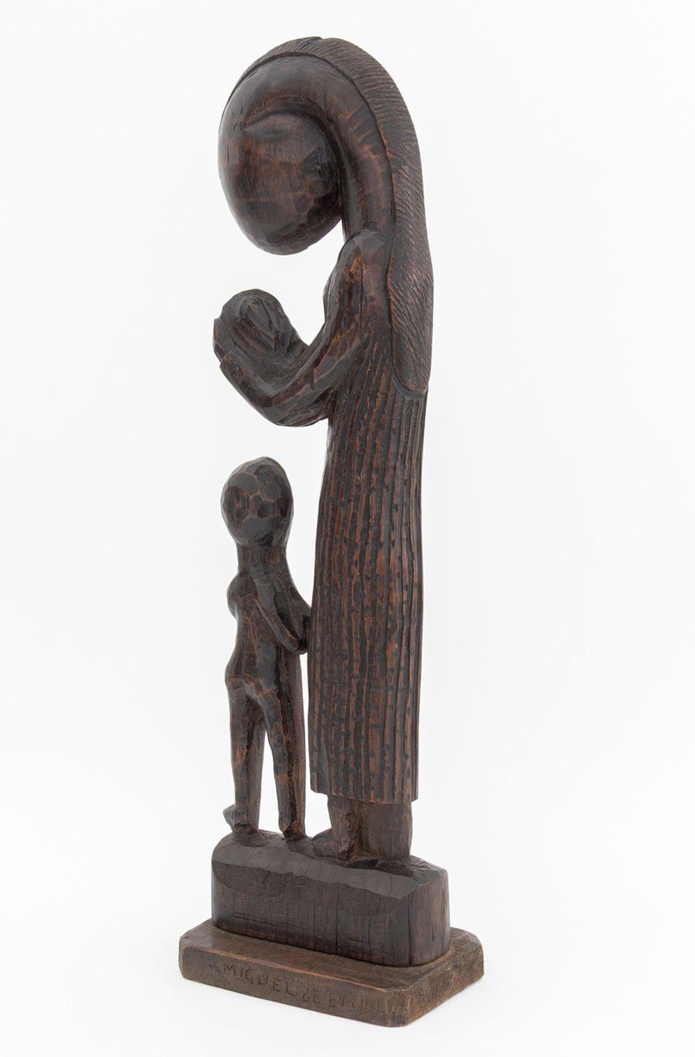 Sculpté à la main Folk Art Carved Wood Mother & Child Sculpture en vente
