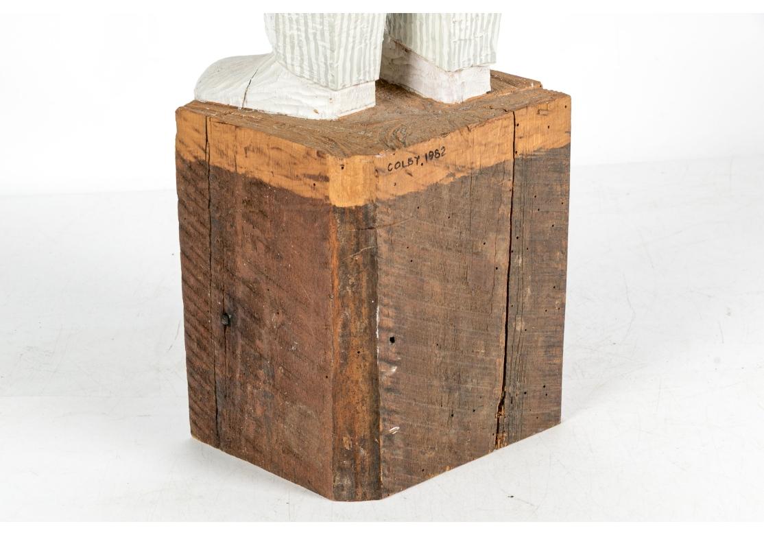 20ième siècle Folk Art Carved Wood Statue Signed Colby 1982 en vente