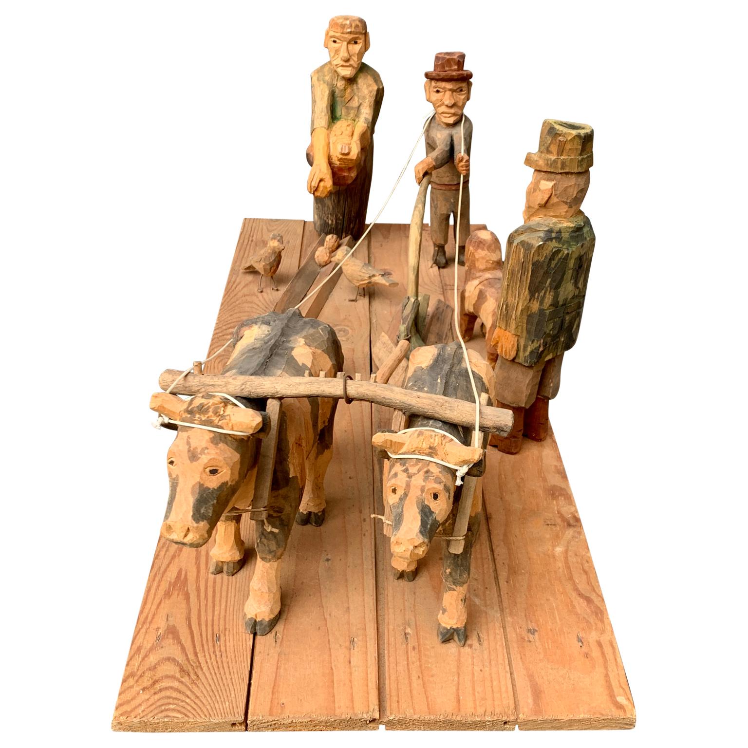 Eine schwedische Skulptur aus geschnitzten und bemalten Holzfiguren von Kartoffelbauern, die auf den skandinavischen Feldern arbeiten. Schweden hat eine lange und bekannte Tradition der handgeschnitzten Volkskunst aus Holz. Sie begann in der