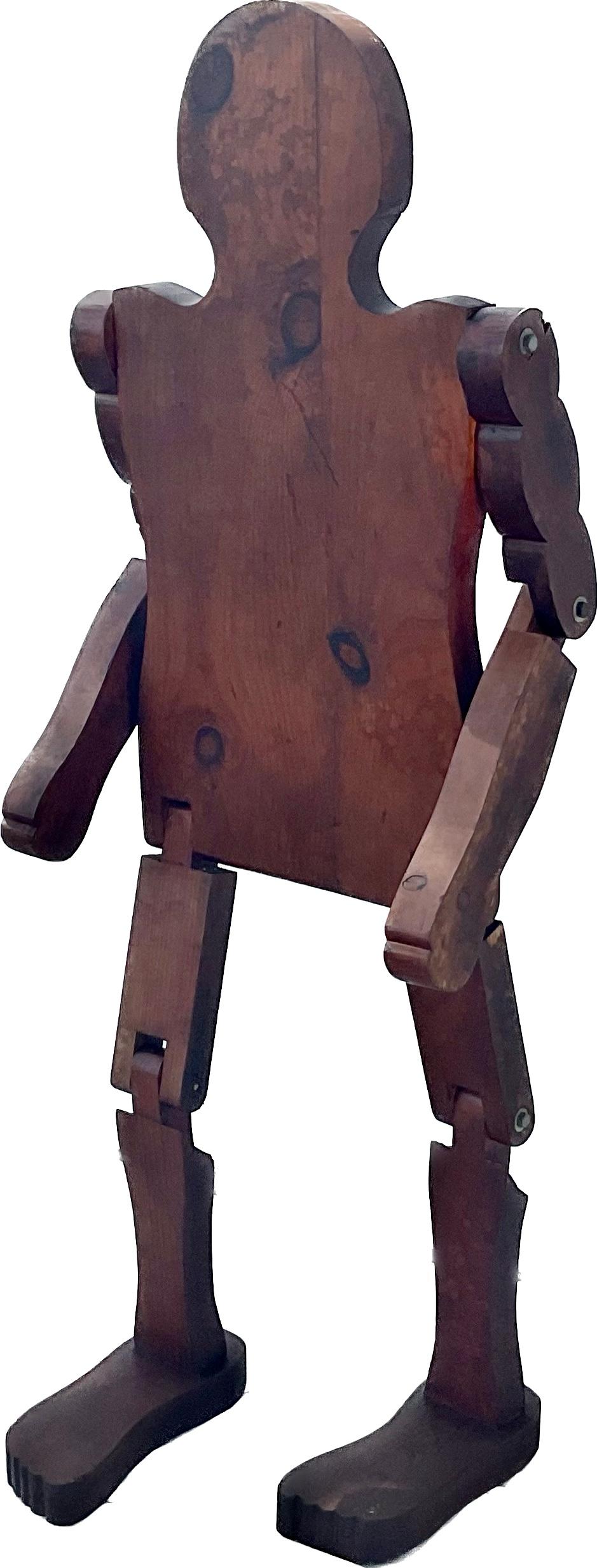 Sculpture d'art populaire en bois du milieu du siècle, articulée et sculptée à la main, en taille enfant. Les bras, les mains, les jambes et les pieds sont articulés. Une œuvre d'art rare, fantaisiste et amusante pour tout intérieur, qui s'adapte à