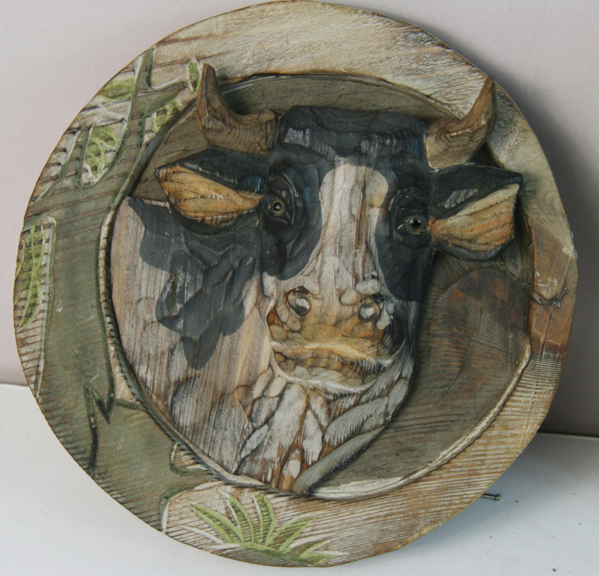 Intagliato a mano Folk Art Cow Wall Sculptures Set of Three in vendita