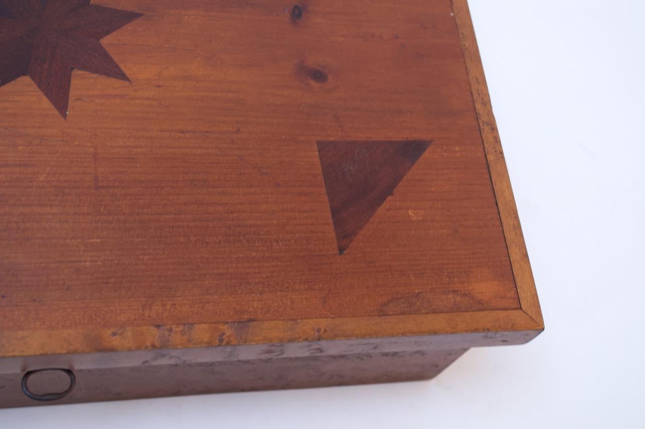 Boîte à serrures décorative en bois de ronce d'érable avec incrustations Folk Art Deco en vente 4