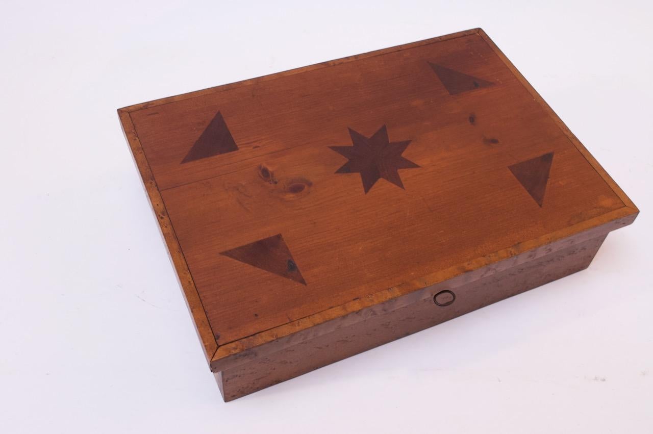 Folk Art carved maple burl wood box with locking mechanism and original key, circa 1940s. Geometric inlay details present to the surface.
Very nice, vintage condition with minor wear / patina from age and slight corner separation, as shown.