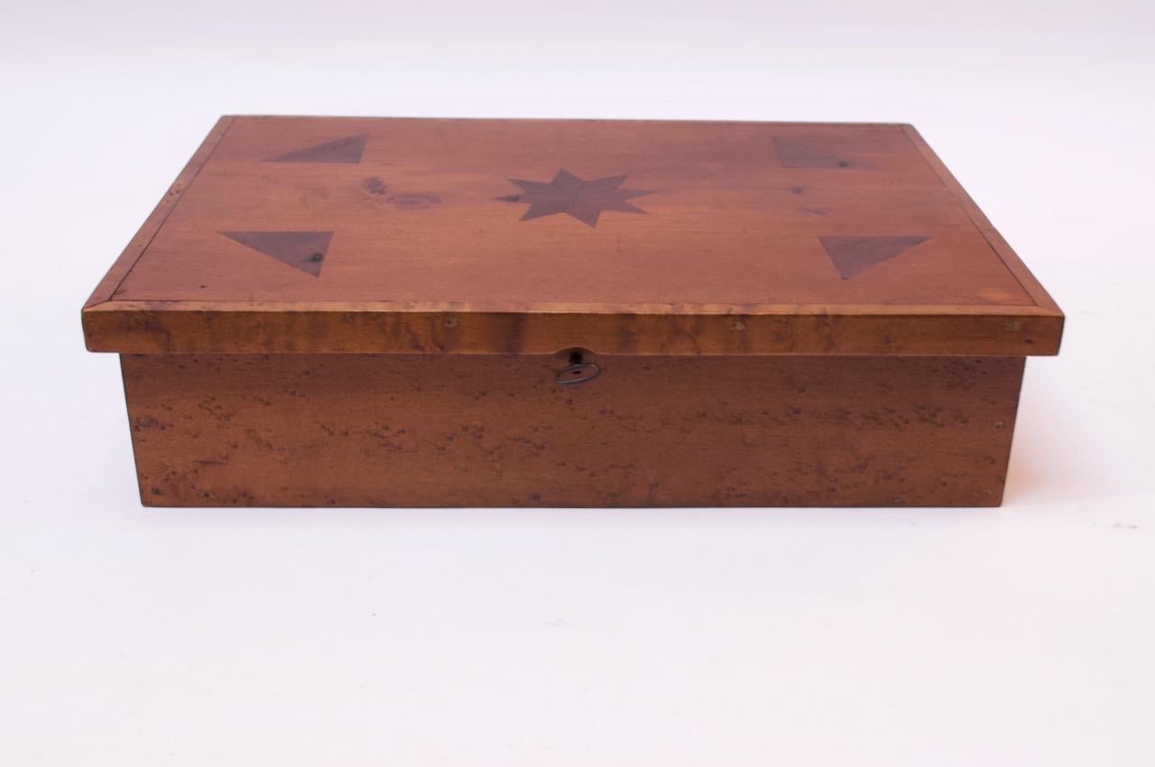 Art déco Boîte à serrures décorative en bois de ronce d'érable avec incrustations Folk Art Deco en vente