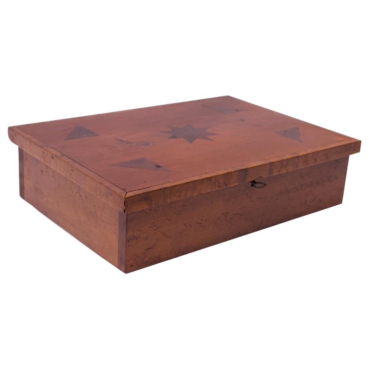 Boîte à serrures décorative en bois de ronce d'érable avec incrustations Folk Art Deco en vente