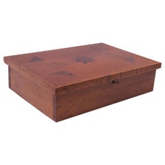 Caja de cerradura decorativa Folk Art Decó de madera de arce burl con detalle de incrustaciones