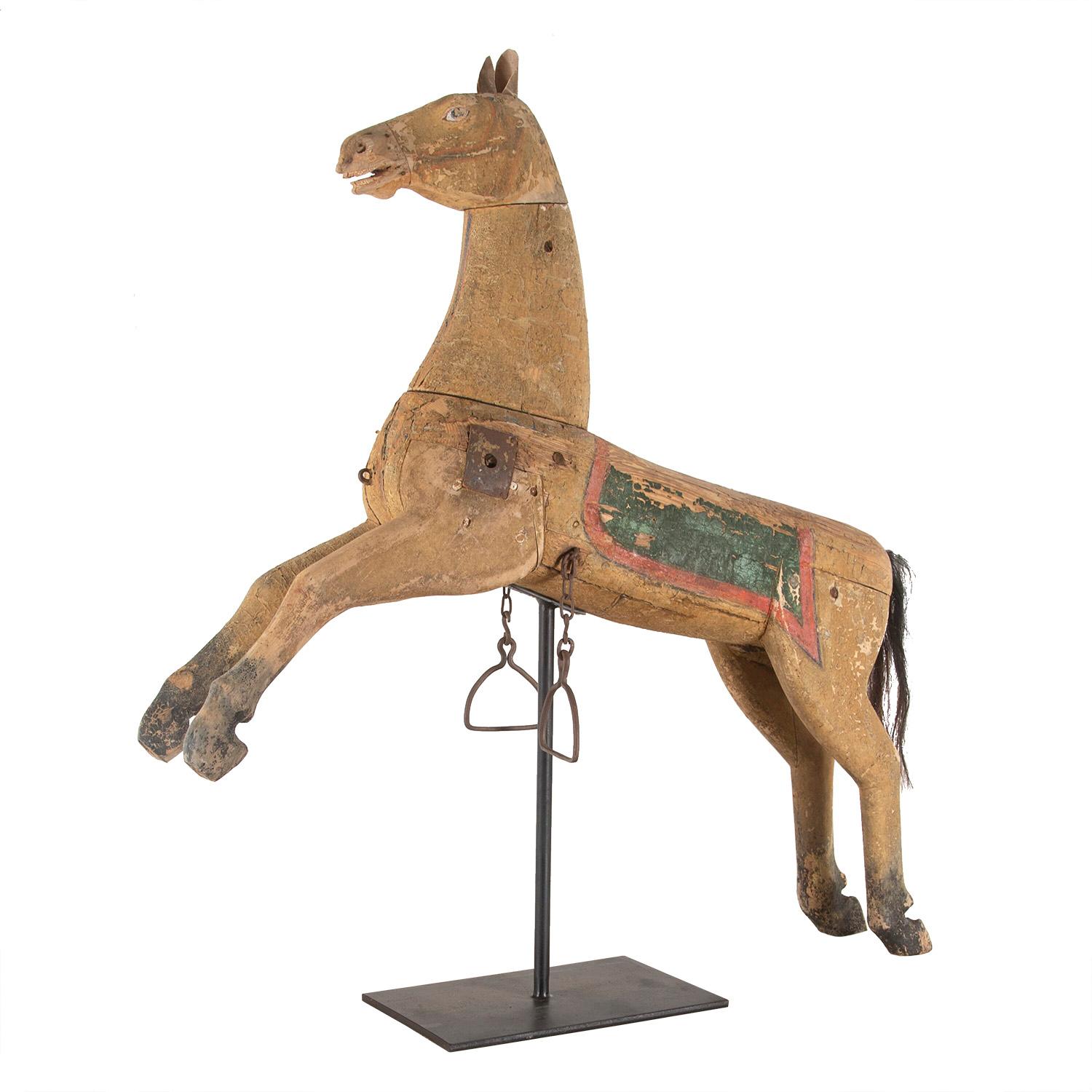 cheval en bois sculpté du 19ème siècle dans sa peinture d'origine.