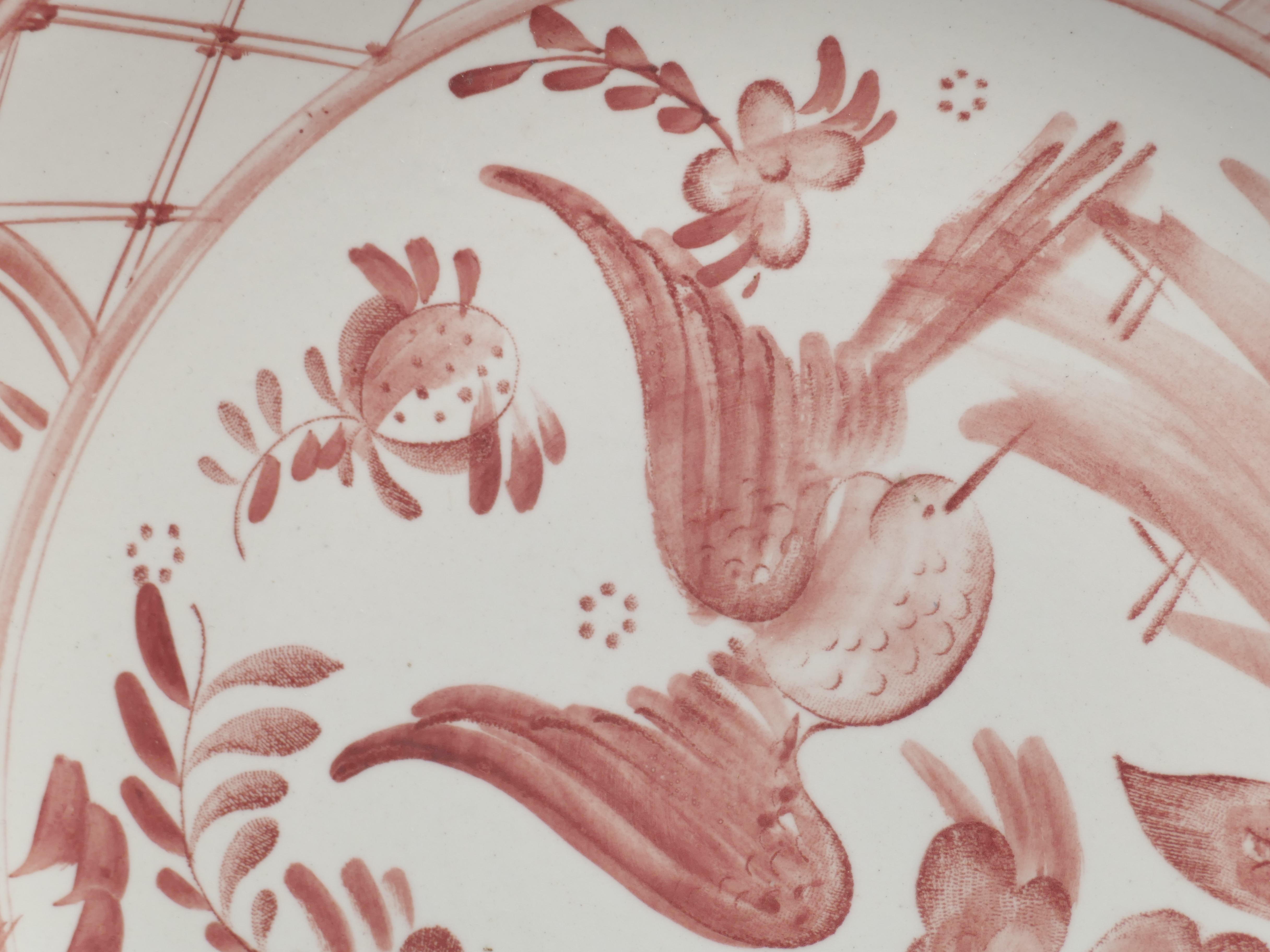 Piatto d'arte popolare con motivo floreale rosso di Ilse Claesson per Rörstrand, Svezia 1930 In condizioni buone in vendita a Grythyttan, SE