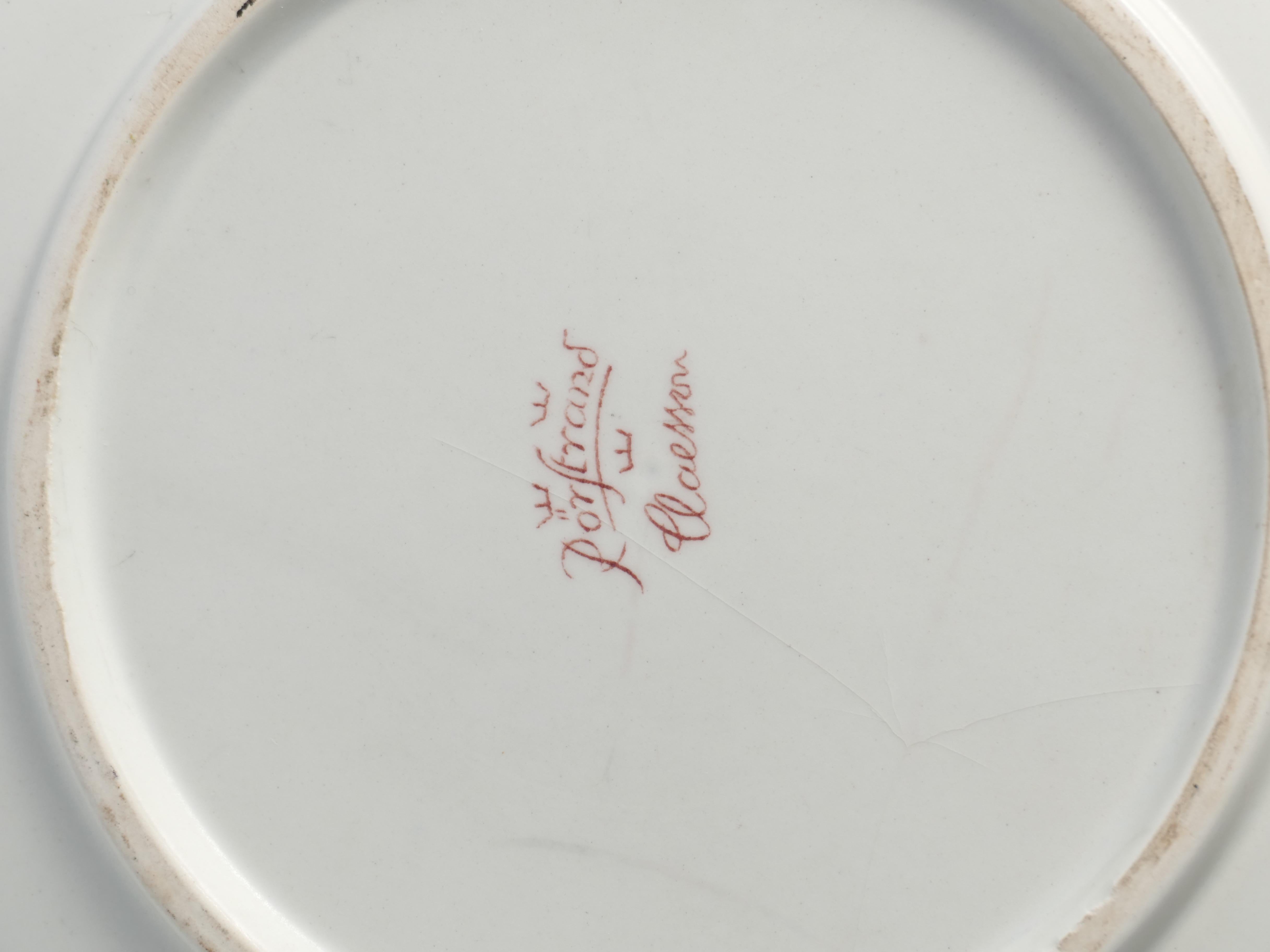 Metà XX secolo Piatto d'arte popolare con motivo floreale rosso di Ilse Claesson per Rörstrand, Svezia 1930 in vendita