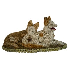 Scultura folkloristica di cane realizzata con conchiglie di mare