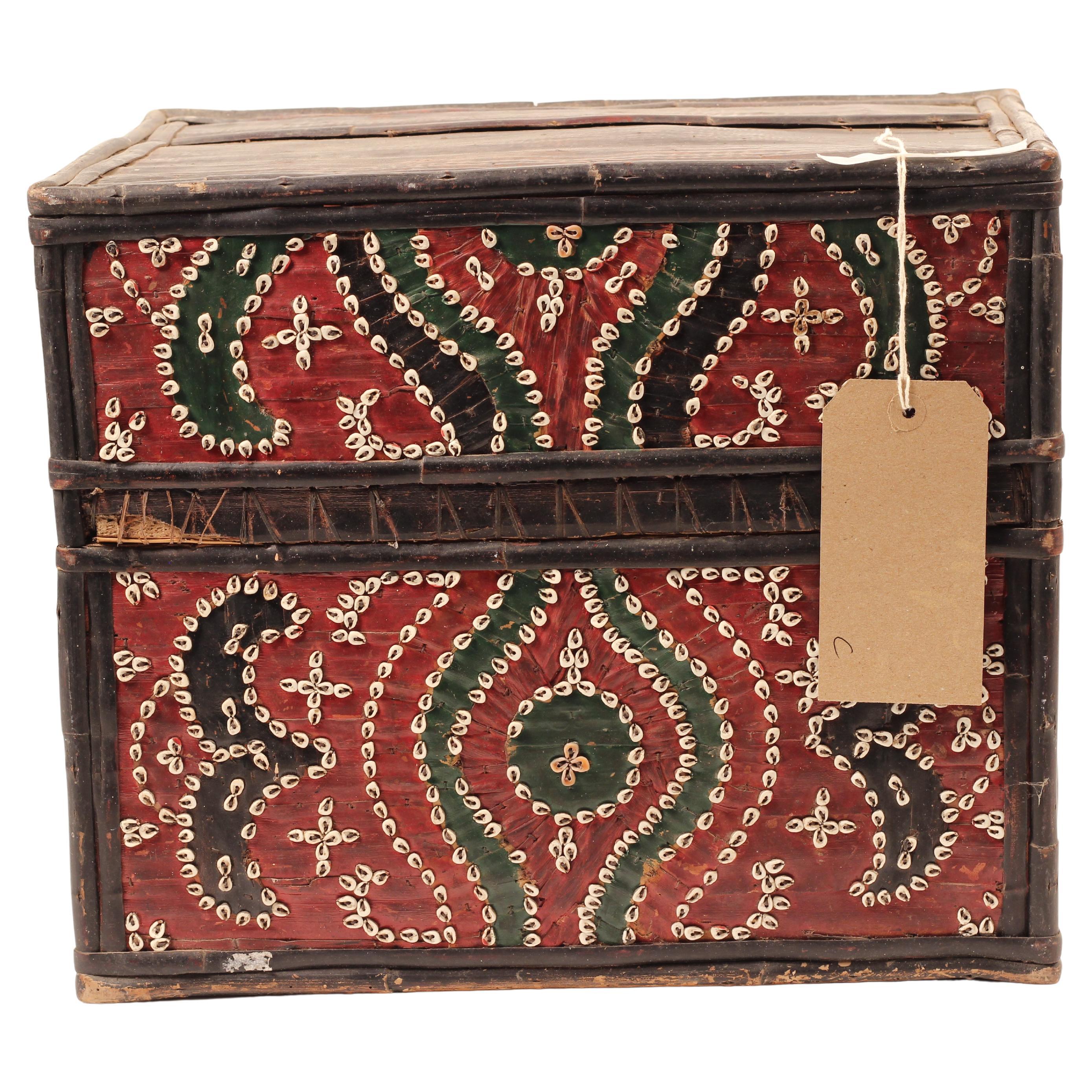 Folk Art Dowry Box, Lombok Indonesien, Kaurischnecke, bemalt Palm & Bambus 1950's Sasak im Angebot 5