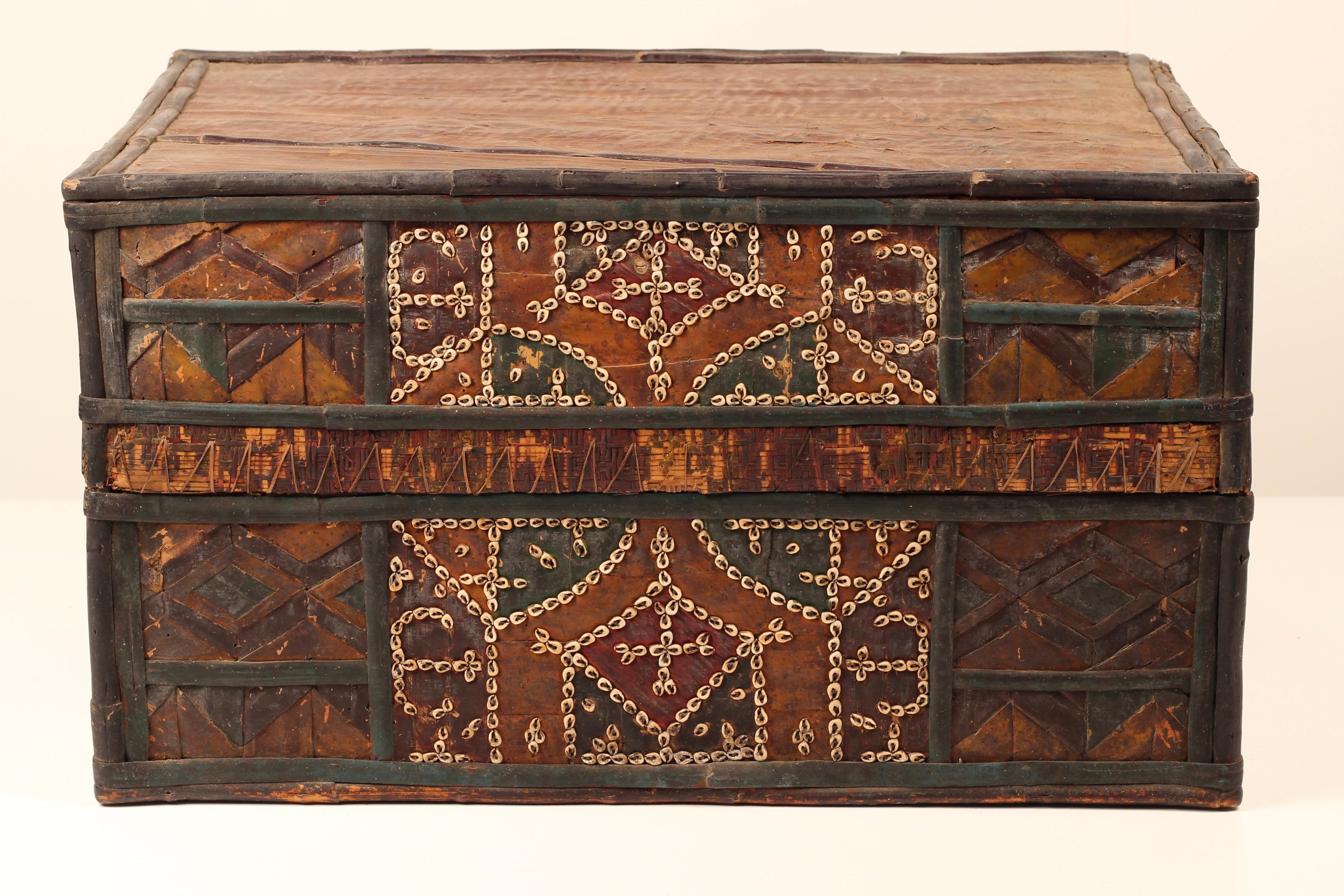 Scatola Sasak, Lombok Indonesia, con corna e palme dipinte, anni '50

Intrecciata a mano e riccamente decorata, questa scatola per dote Sasak del 1950 proveniente da Lombok, in Indonesia, cattura l'arte cerimoniale del popolo Sasak. Realizzata con