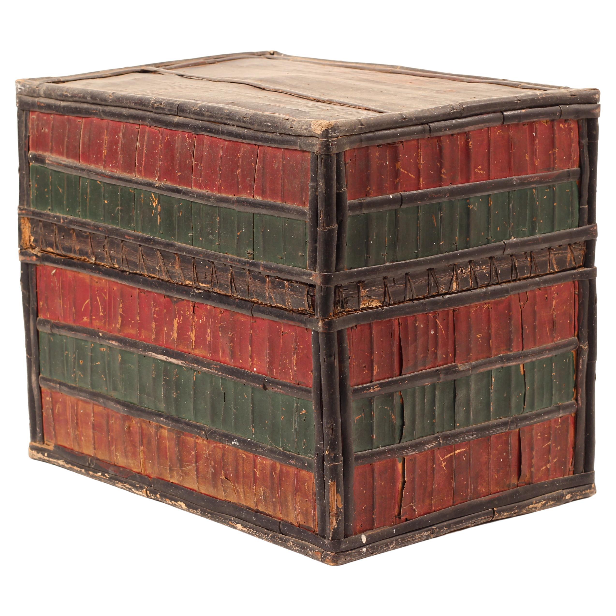 Sasak Mitgiftbox, Lombok Indonesien, Kaurischnecke und bemalte Palme 1950er Jahre

Diese handgewebte und reich verzierte Sasak-Aussteuerkiste aus Lombok, Indonesien, aus den 1950er Jahren zeigt die zeremonielle Kunstfertigkeit des Sasak-Volkes. Die