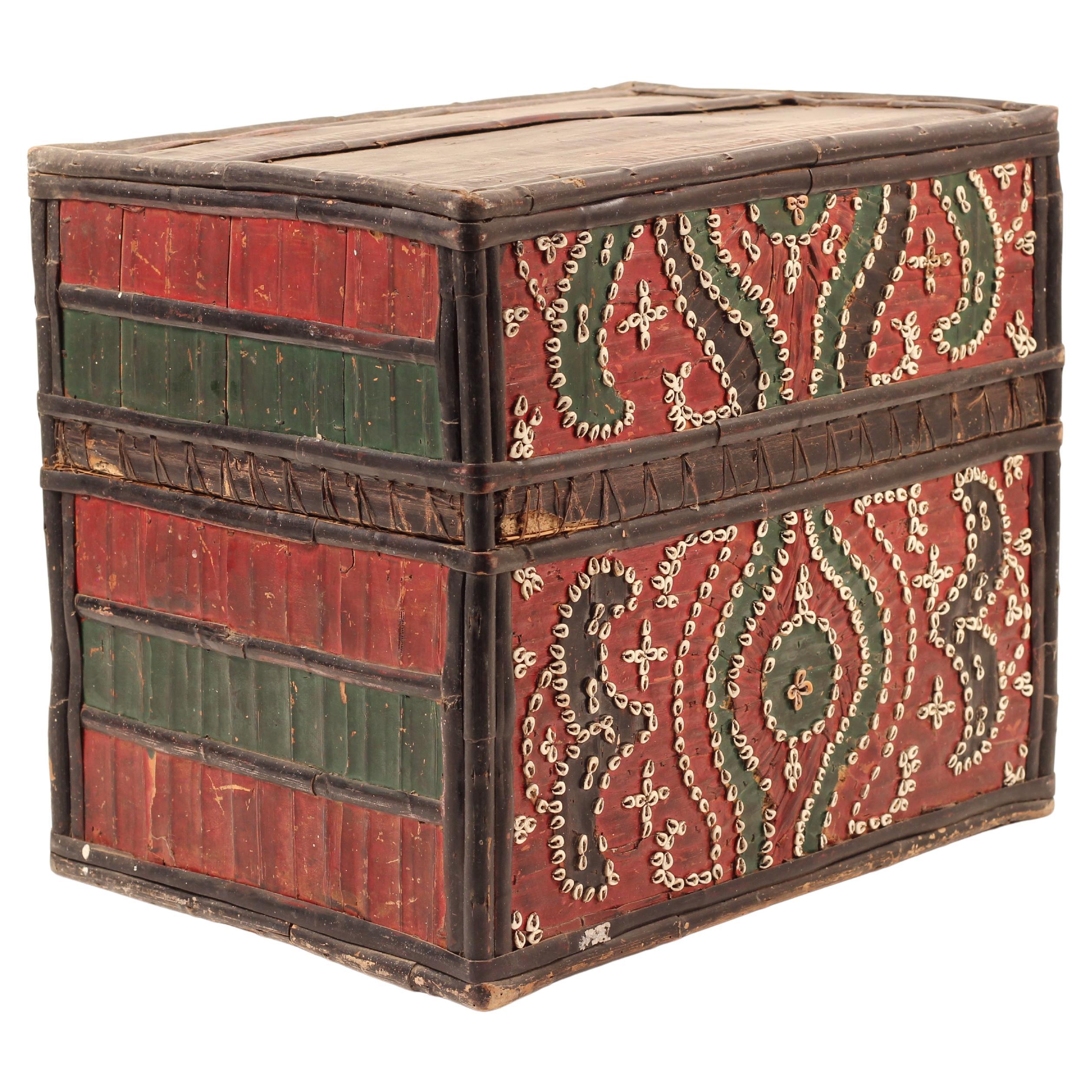 Folk Art Dowry Box, Lombok Indonesien, Kaurischnecke, bemalt Palm & Bambus 1950's Sasak (Volkskunst) im Angebot