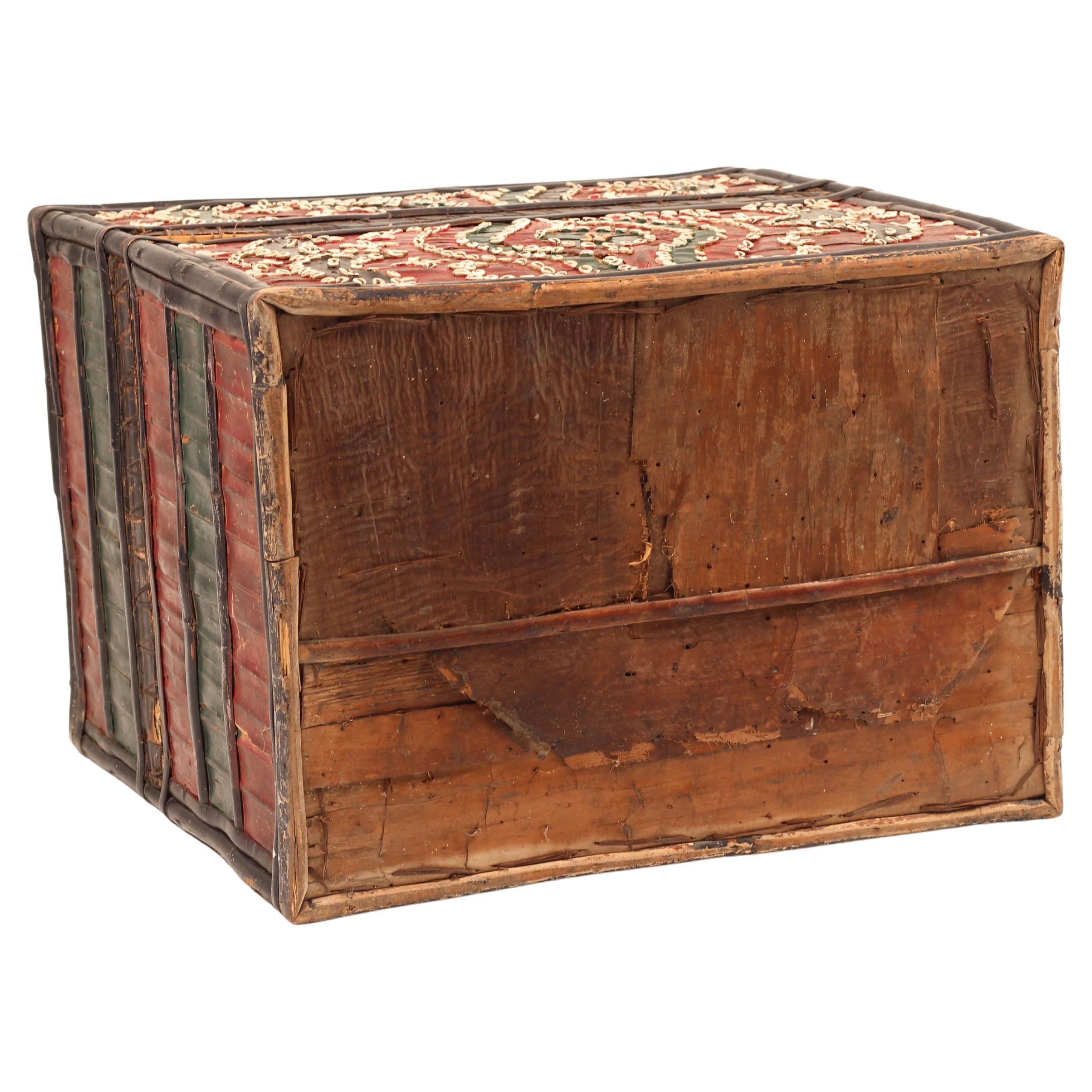 Folk Art Dowry Box, Lombok Indonesien, Kaurischnecke, bemalt Palm & Bambus 1950's Sasak (Handgefertigt) im Angebot