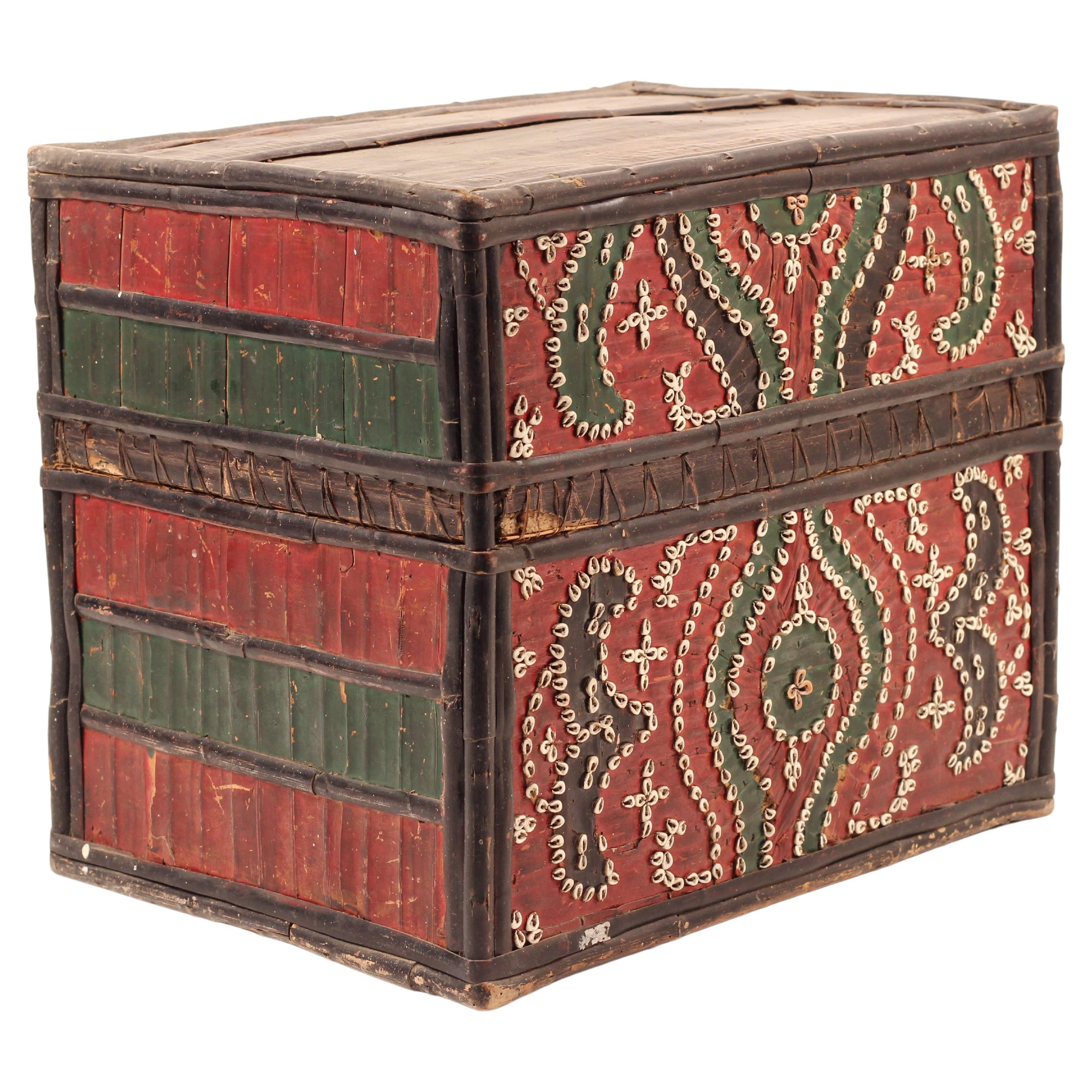 Folk Art Dowry Box, Lombok Indonesien, Kaurischnecke, bemalt Palm & Bambus 1950's Sasak (Frühes 20. Jahrhundert) im Angebot