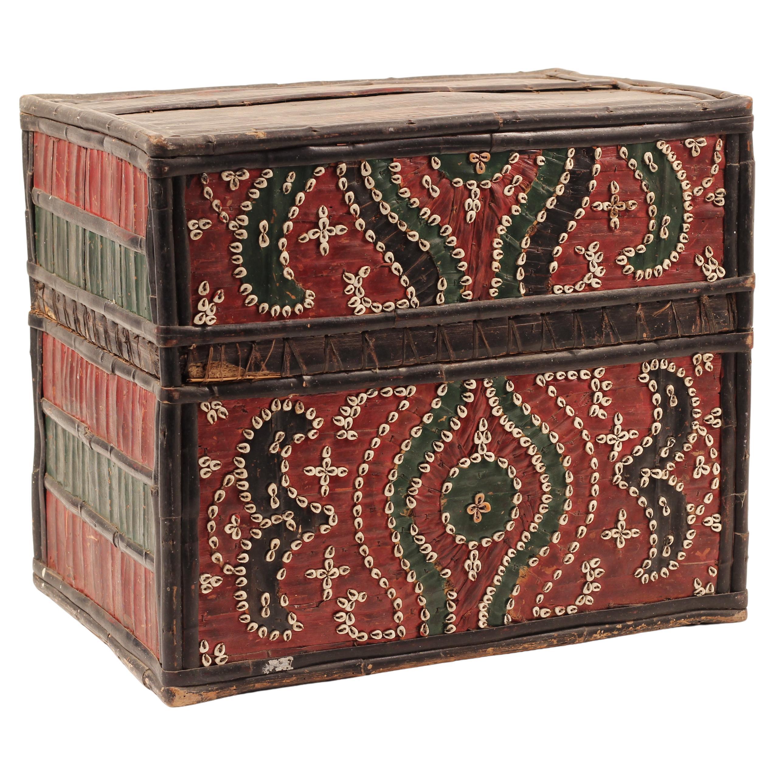 Folk Art Dowry Box, Lombok Indonesien, Kaurischnecke, bemalt Palm & Bambus 1950's Sasak (Sonstiges) im Angebot