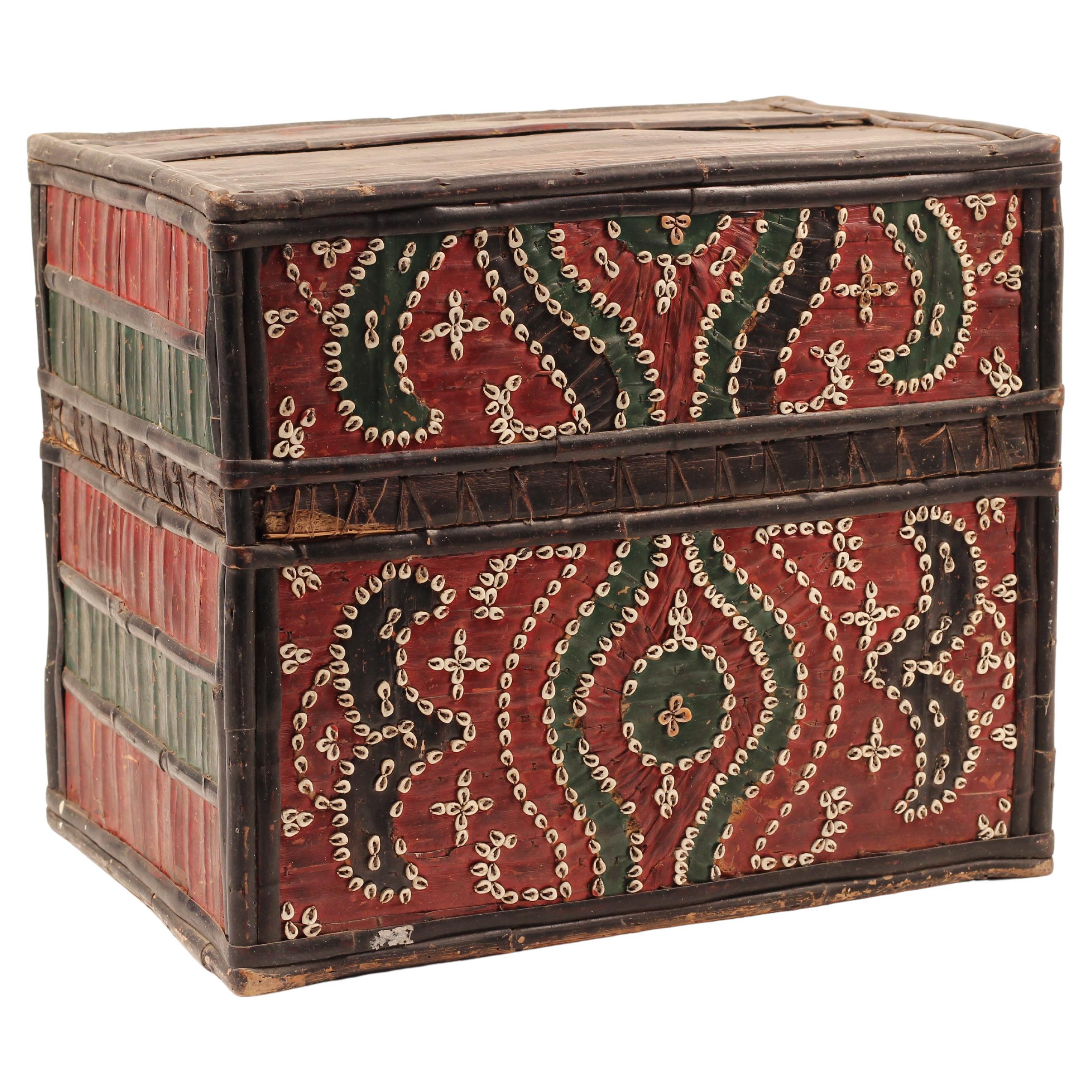 Scatola di dote d'arte popolare, Lombok Indonesia, Cowrie, palma dipinta e bambù 1950 Sasak
