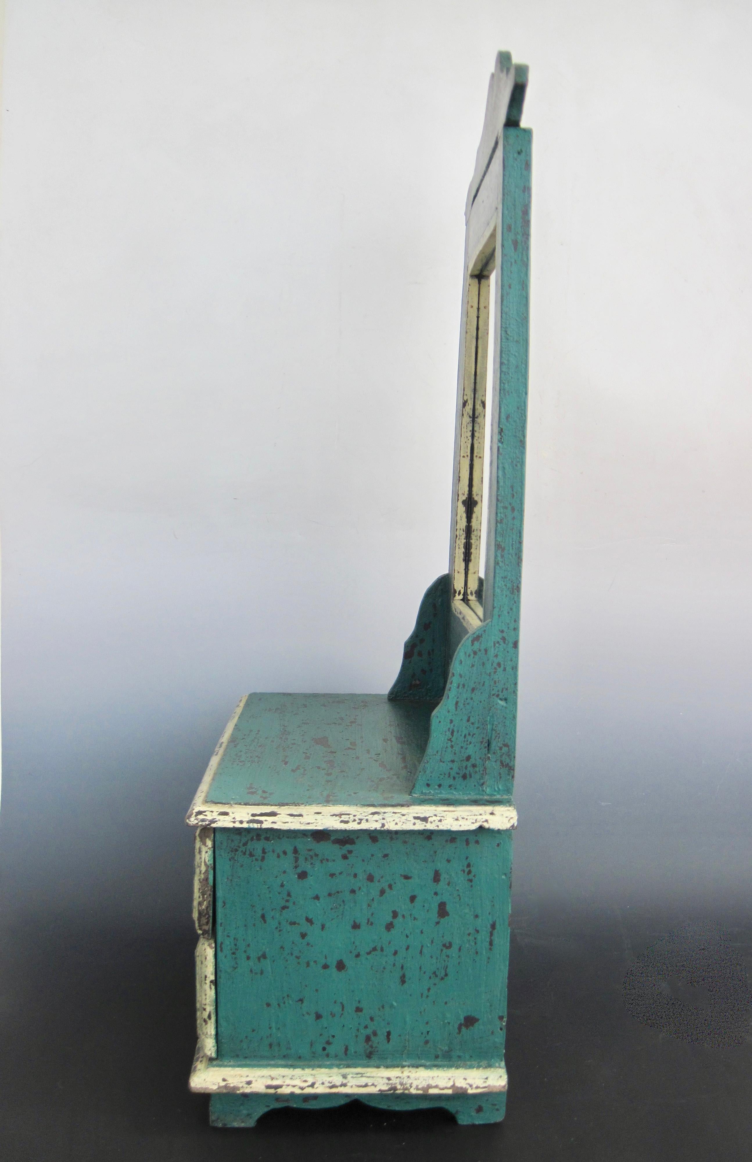 Folk Art Dresser Top Vanity Mirror in Originalfarbe im Zustand „Gut“ im Angebot in Ferndale, MI