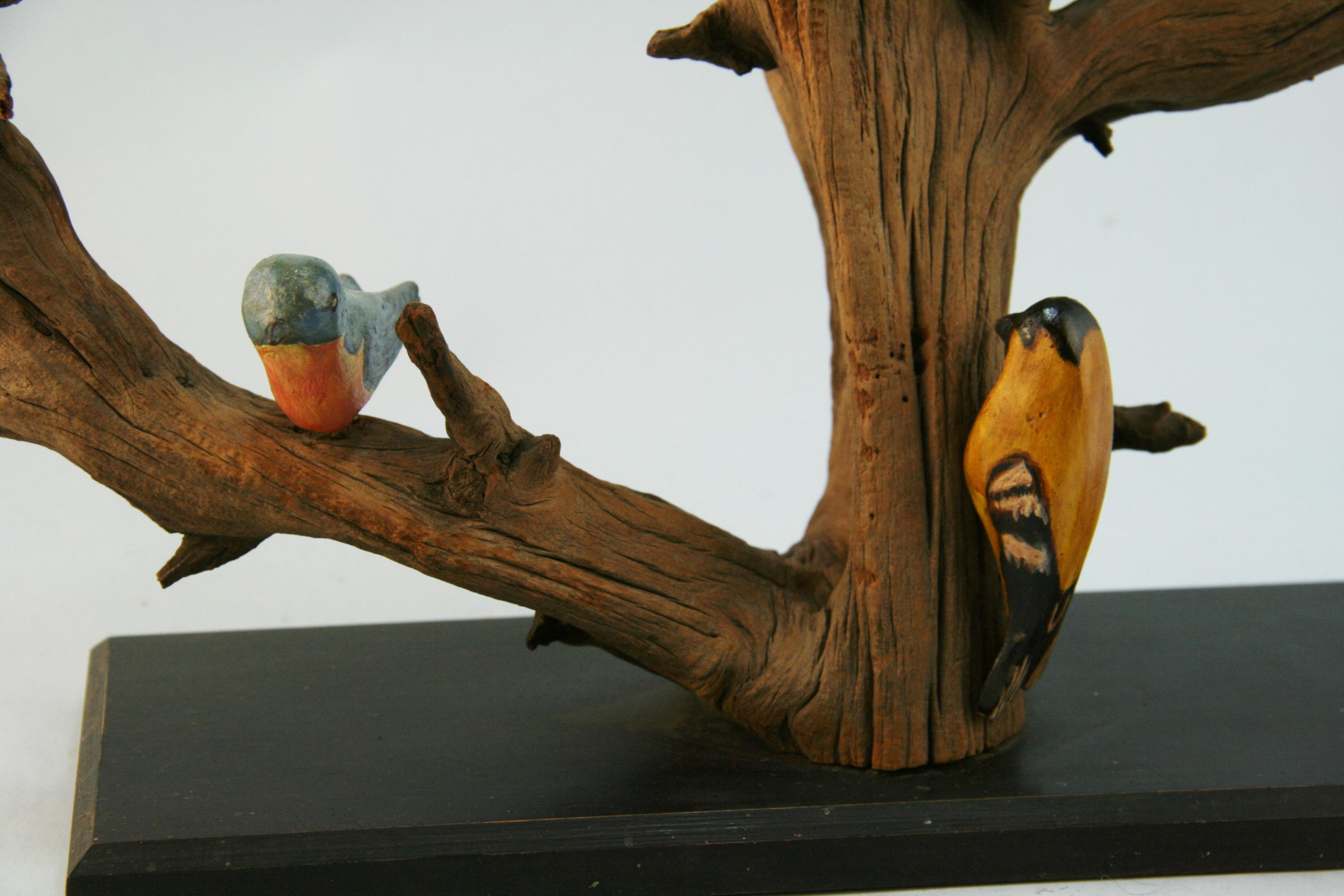 Japanische Holzbaum-Skulptur mit handbemalten Vögeln aus Holz (Frühes 20. Jahrhundert) im Angebot