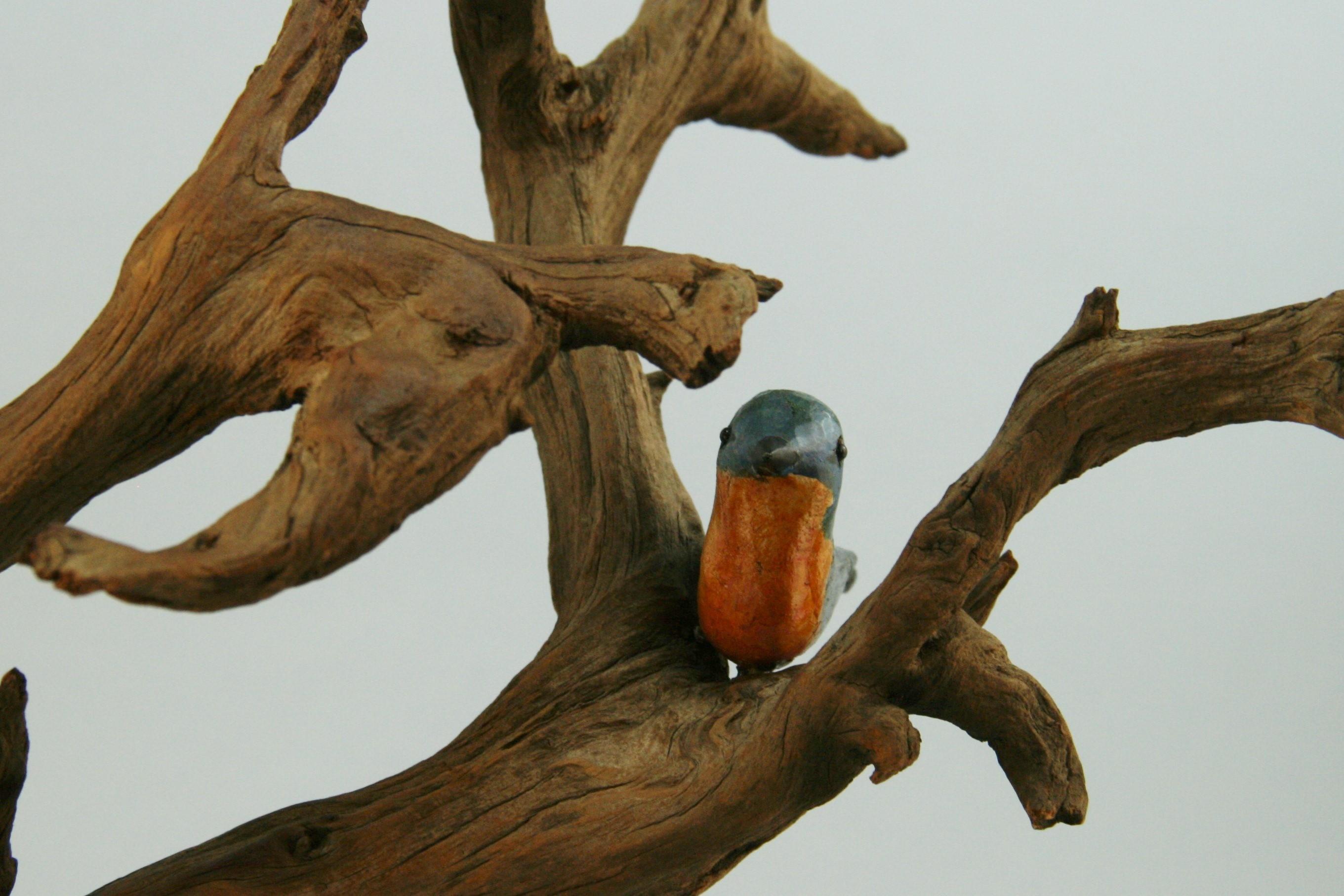 Japanische Holzbaum-Skulptur mit handbemalten Vögeln aus Holz (Treibholz) im Angebot