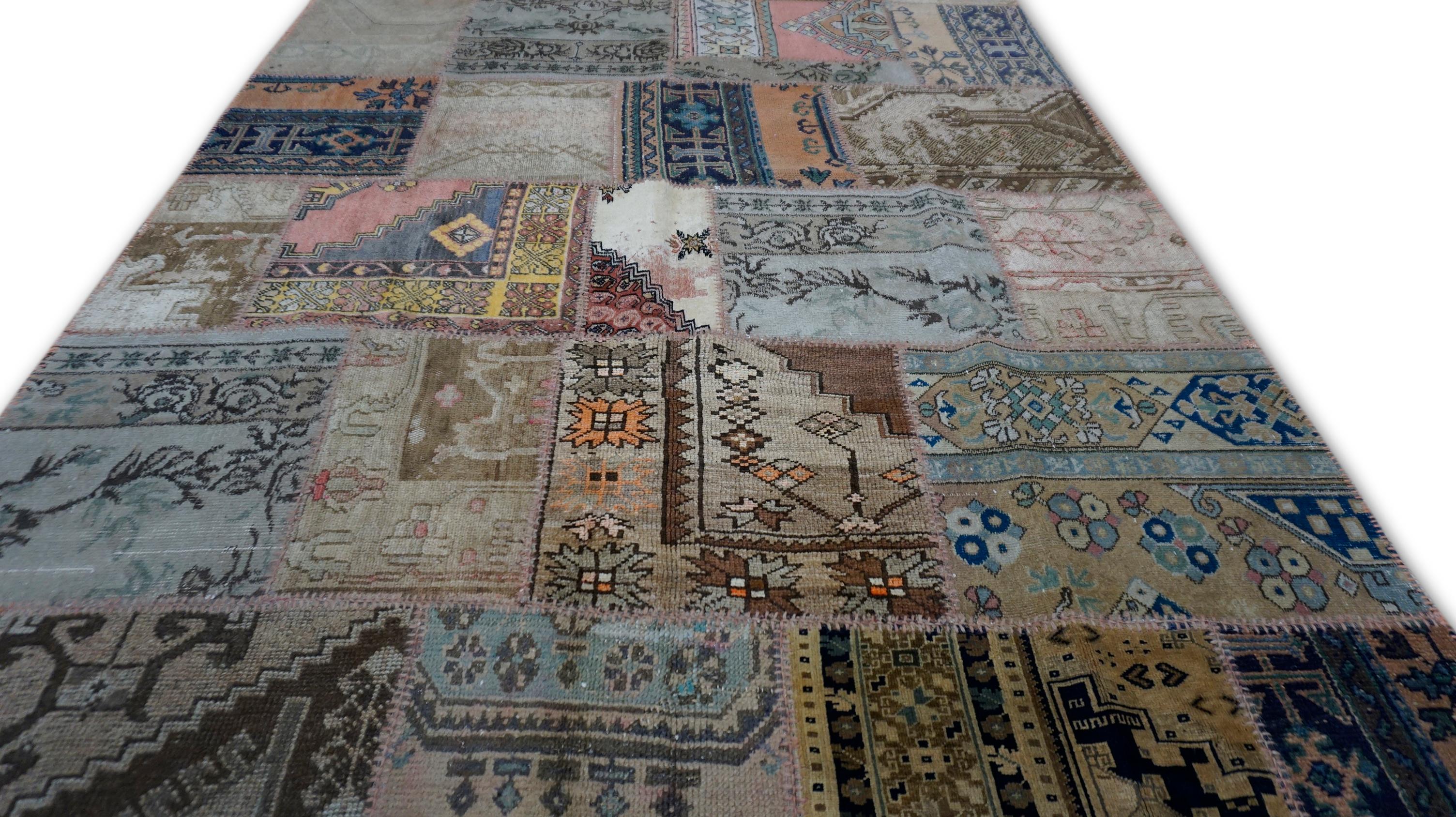 Dieser Vintage-Patchwork-Teppich wurde aus handgewebten Flachgewebefragmenten aus dem frühen 20. Jahrhundert kunstvoll zusammengesetzt. Diese Teppiche stammen aus Dörfern in Konya, Malatya und Kayseri und wurden traditionell von Nomadenfrauen mit