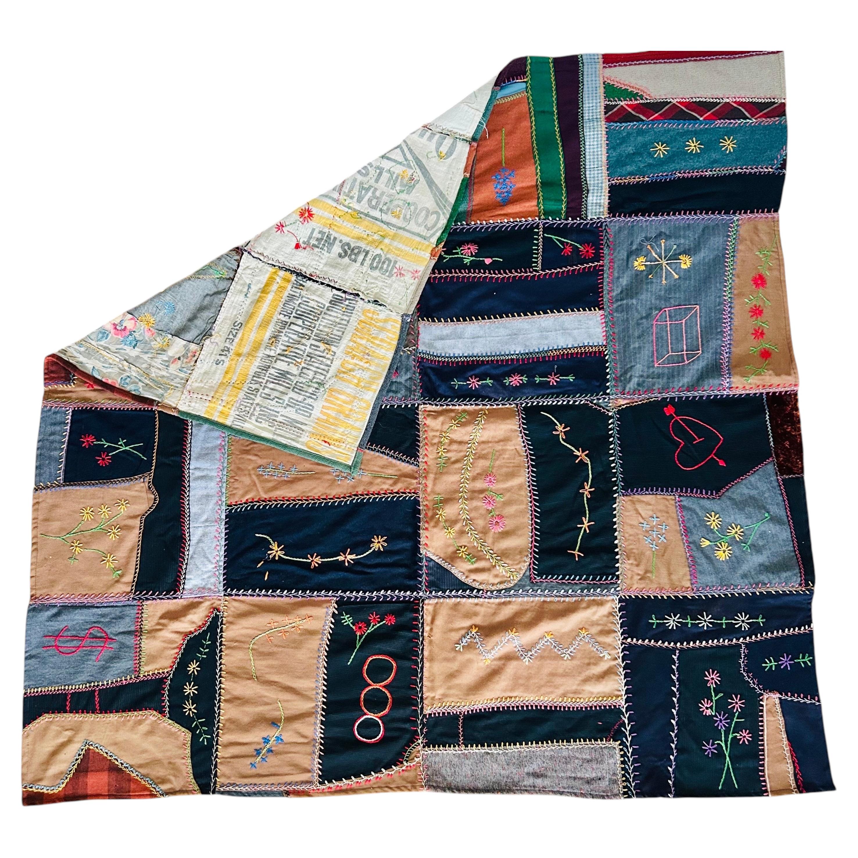 Volkskunst-Stickdecke mit Rückseite aus einem originalen Futtersack, um 1930