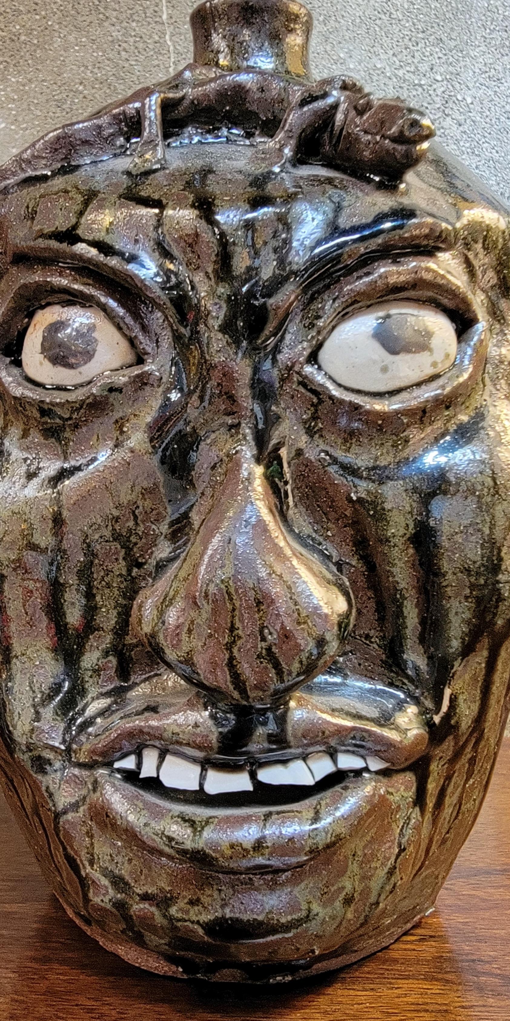 20ième siècle Pichet à visage d'artisanat de Chester Hewell en vente