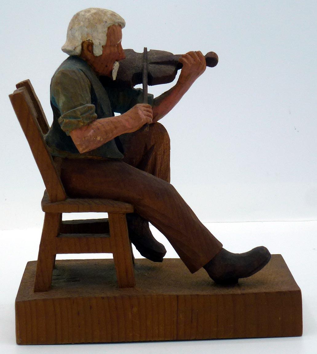 Folk Art fiddle player with long mustache, playing violin, by Jack Eichbaum. In Good Condition In Fort Payne, AL