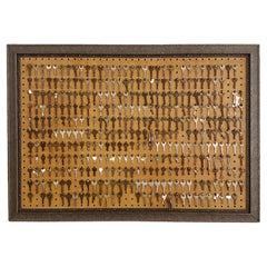 Arte popular Llaves vintage enmarcadas en tablero de clavijas