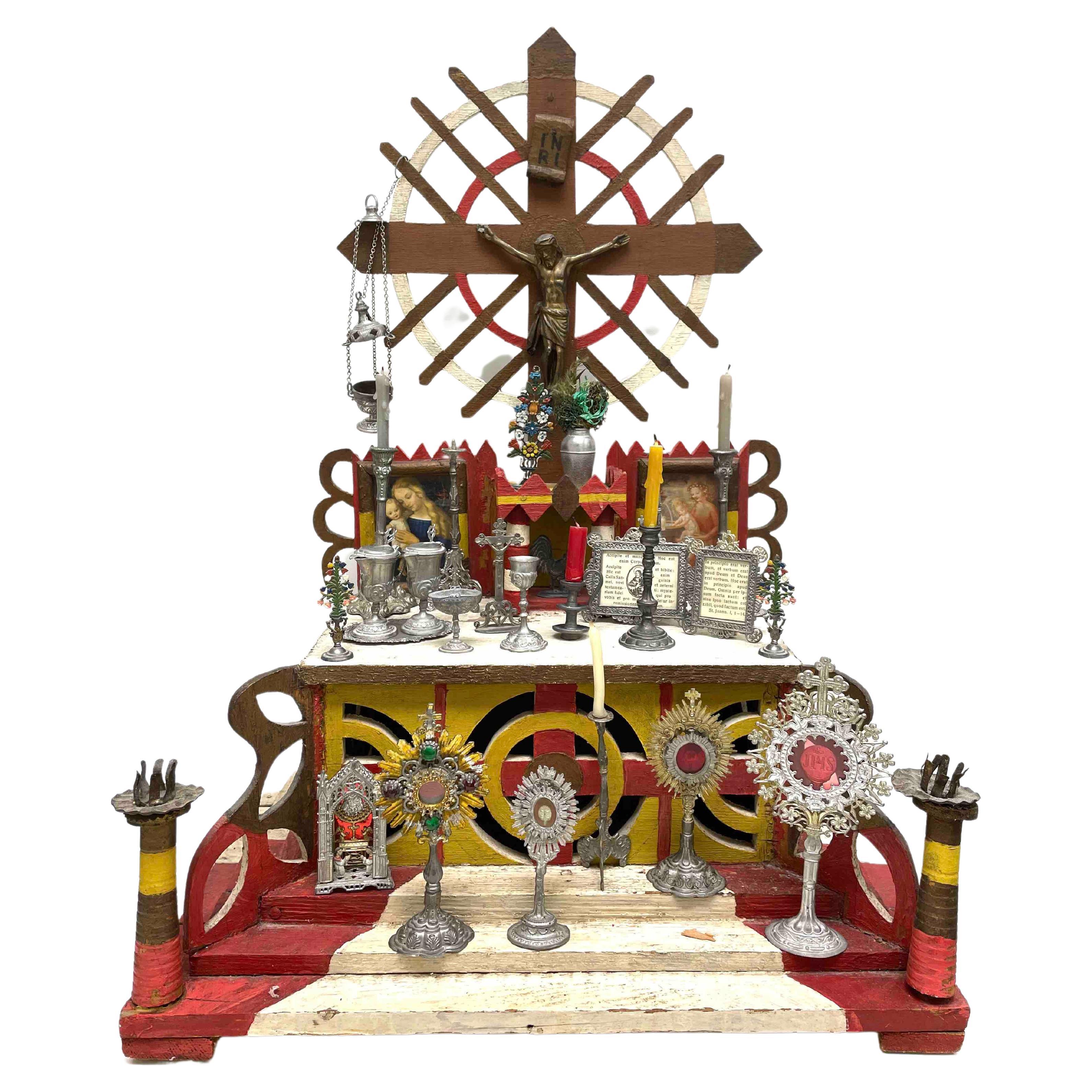 Französische Volkskunst Franconia-Hausaltar mit Accessoires, Holz geschnitzt, frühes 20. Jahrhundert im Angebot