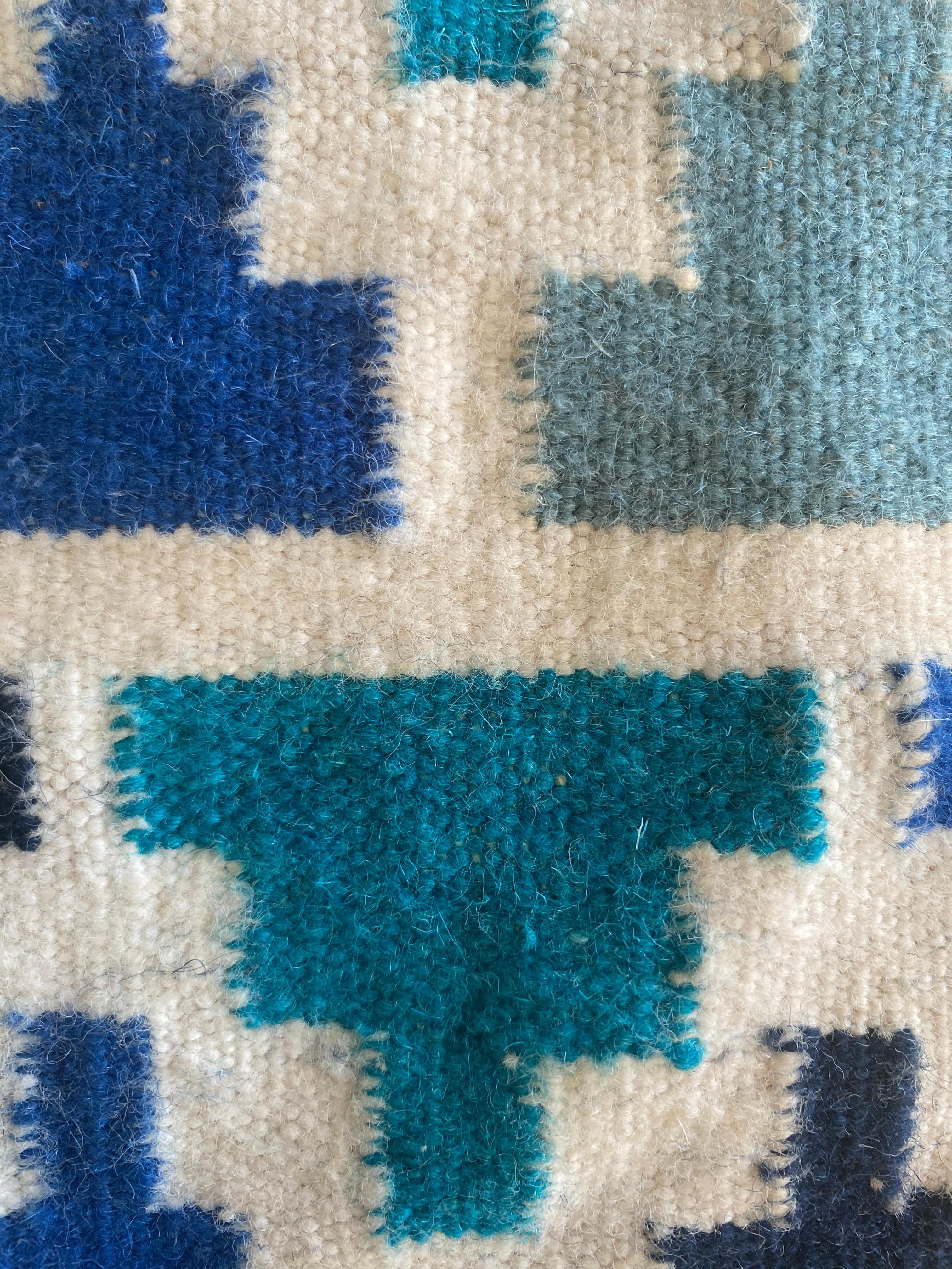 Incantevole appendiabiti da parete vintage Gafsa tunisino intrecciato a mano, completo di certificato di autenticità. Questo squisito tappeto kilim, realizzato negli anni '70, mette in mostra il ricco patrimonio culturale dell'artigianato berbero