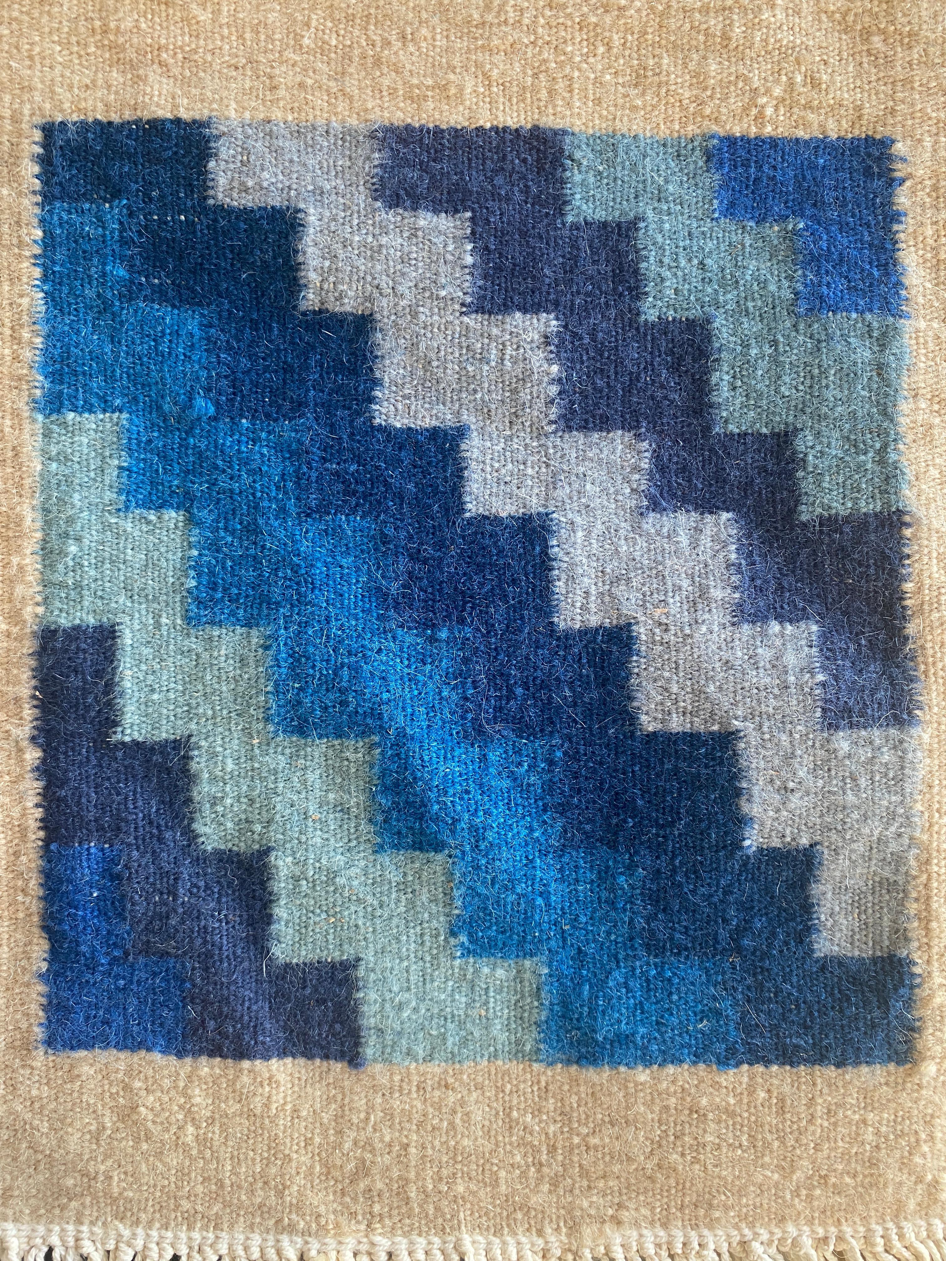 Tunisino Appendiabiti Folk Art Gafsa Kilim con motivi di figure blu e turchesi, anni '70 in vendita