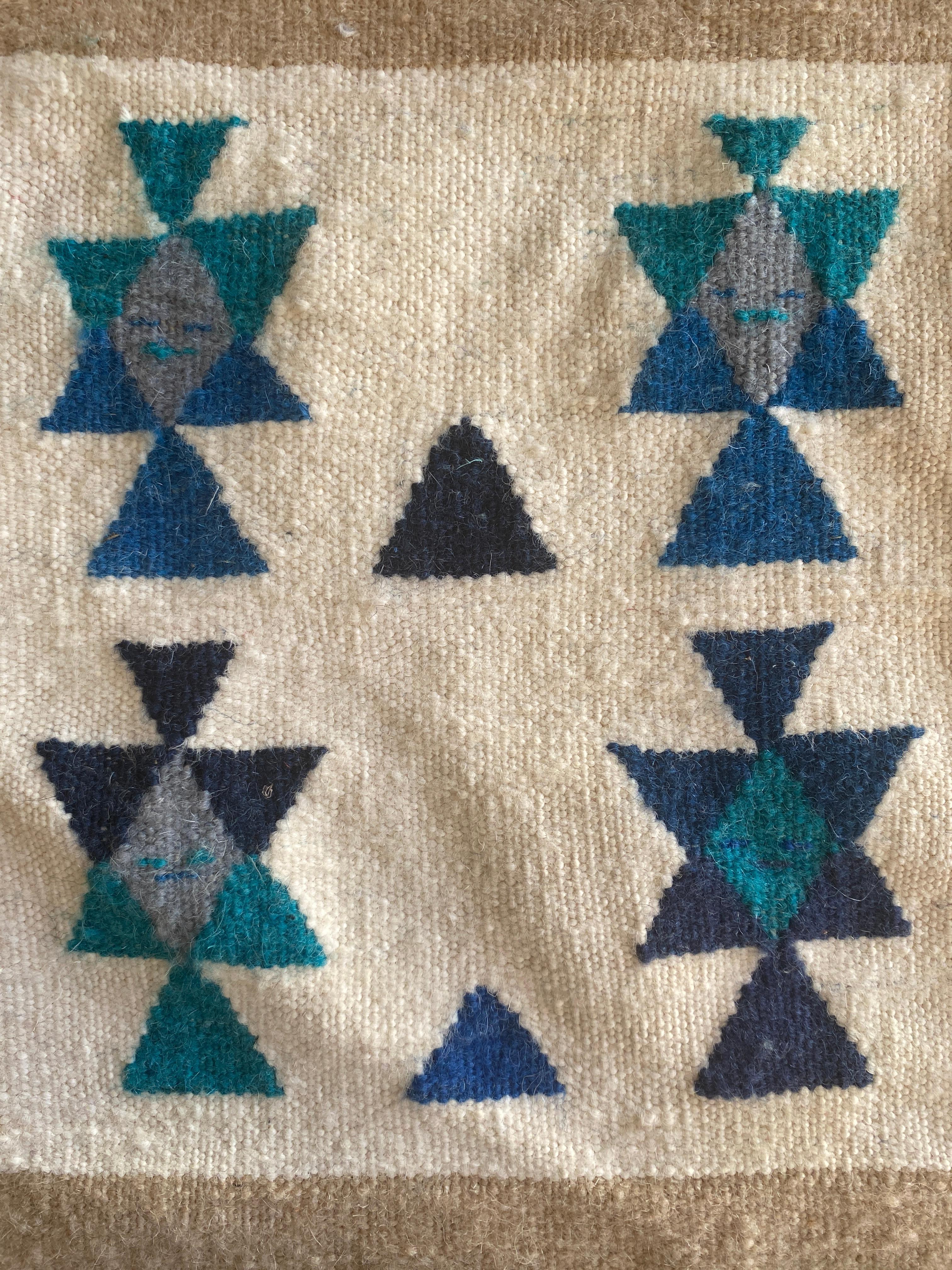 Fatto a mano Appendiabiti Folk Art Gafsa Kilim con motivi di figure blu e turchesi, anni '70 in vendita