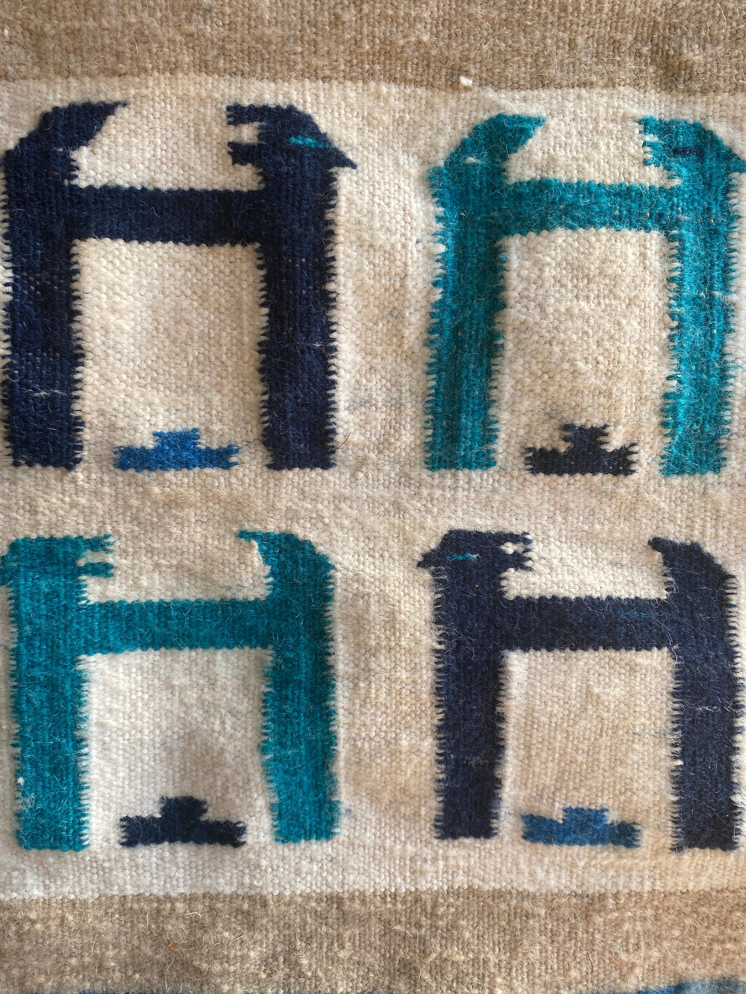Appendiabiti Folk Art Gafsa Kilim con motivi di figure blu e turchesi, anni '70 In condizioni buone in vendita a Grythyttan, SE