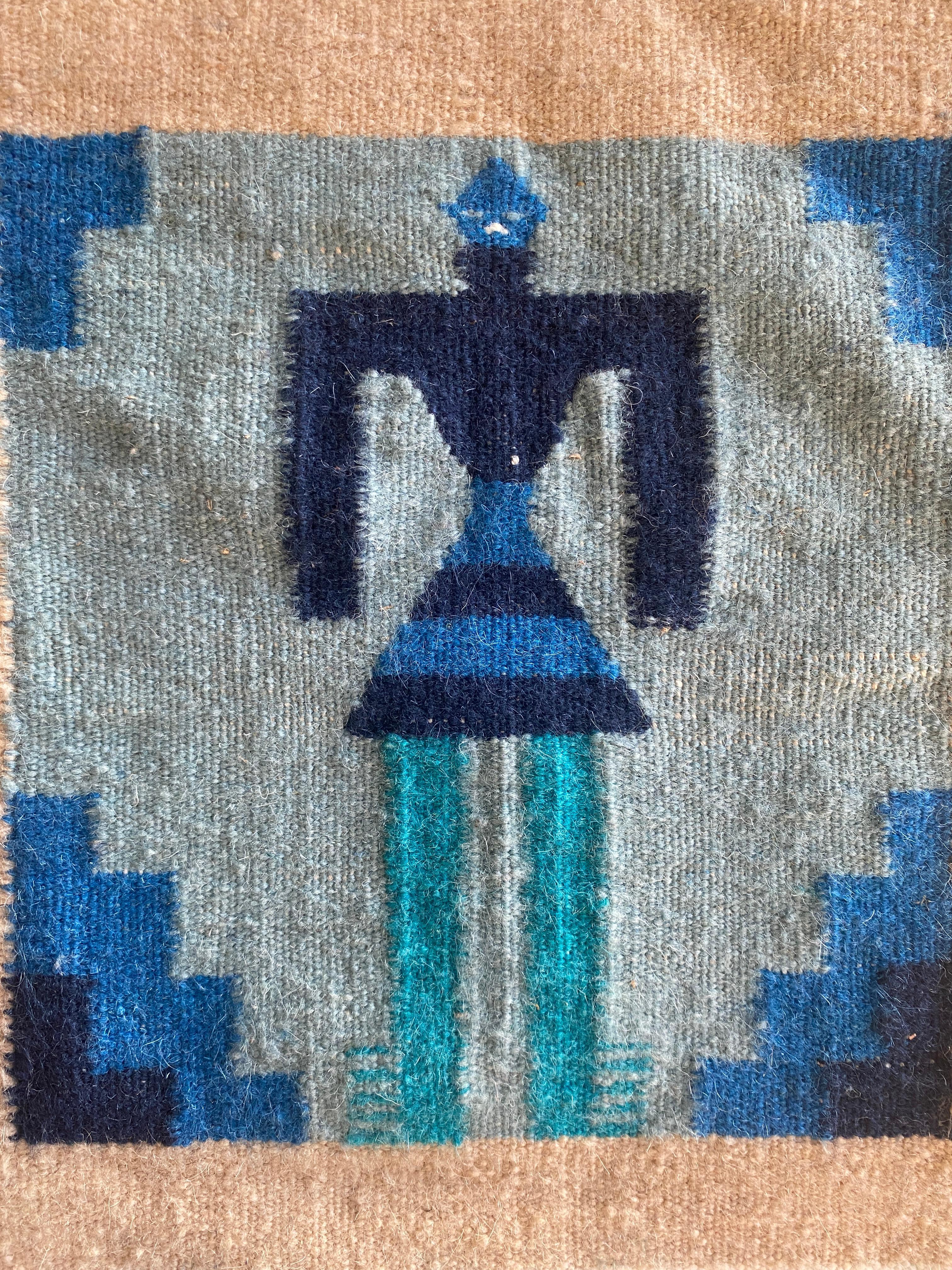 Fine XX secolo Appendiabiti Folk Art Gafsa Kilim con motivi di figure blu e turchesi, anni '70 in vendita