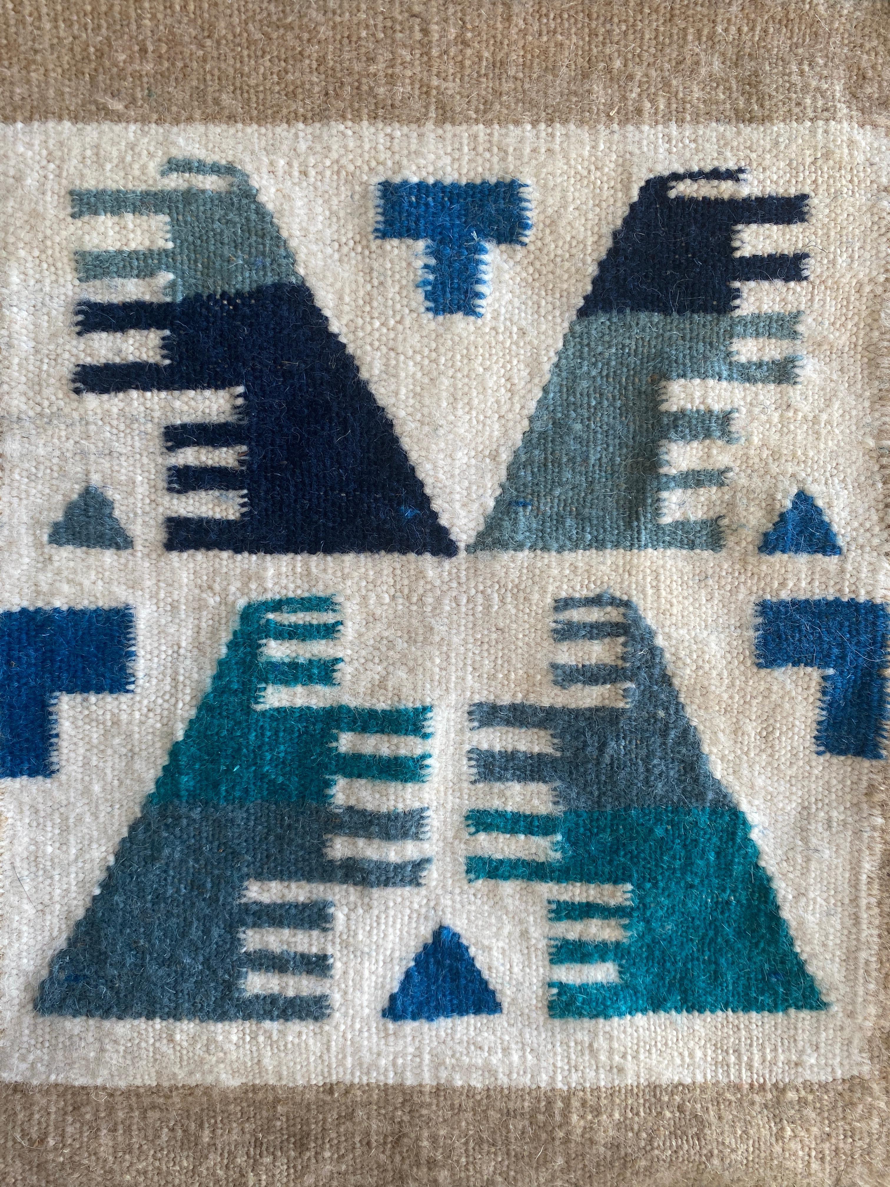 Lana Appendiabiti Folk Art Gafsa Kilim con motivi di figure blu e turchesi, anni '70 in vendita
