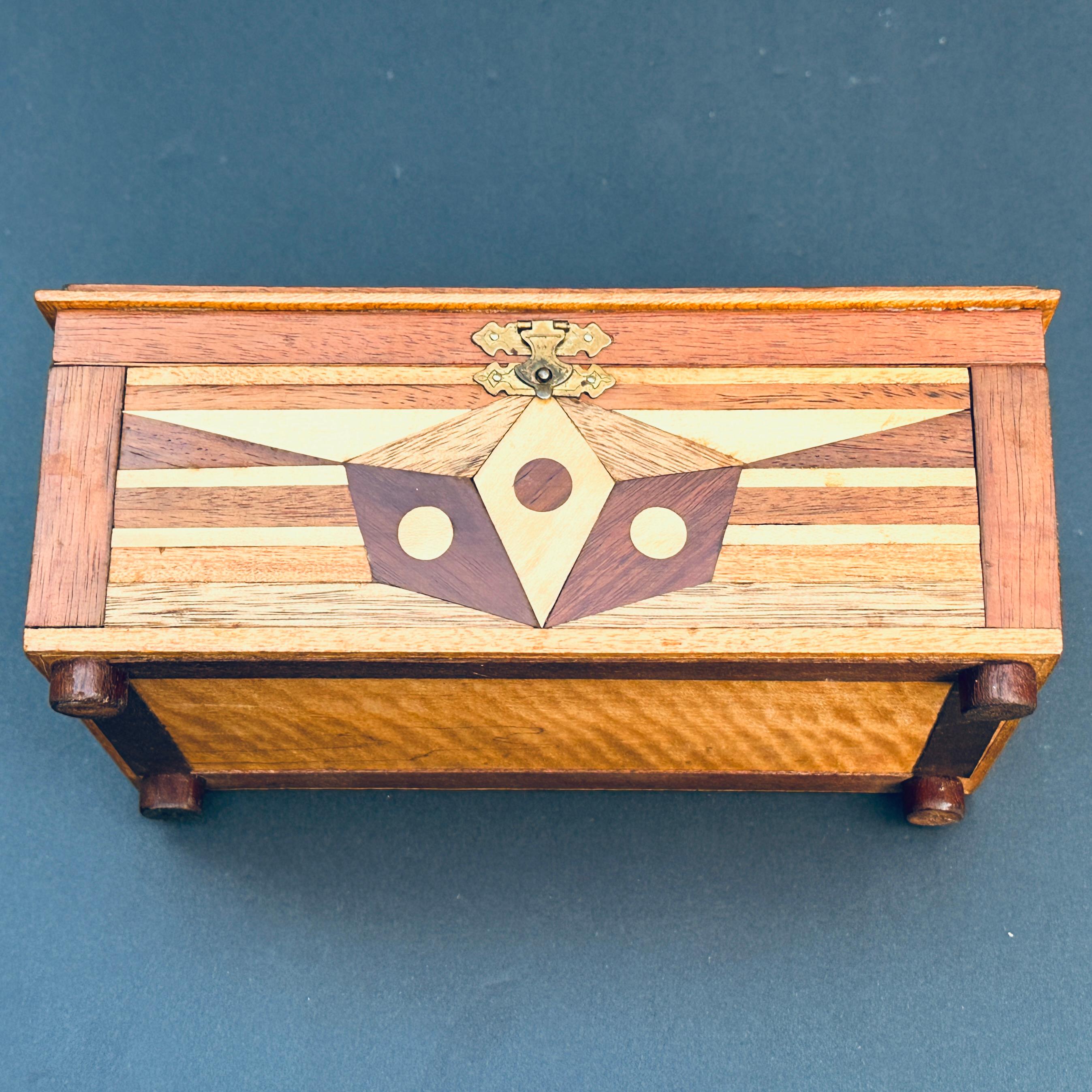 Geometrische Volkskunst-Schachtel mit Scharnier aus Holz mit Intarsien im Angebot 1