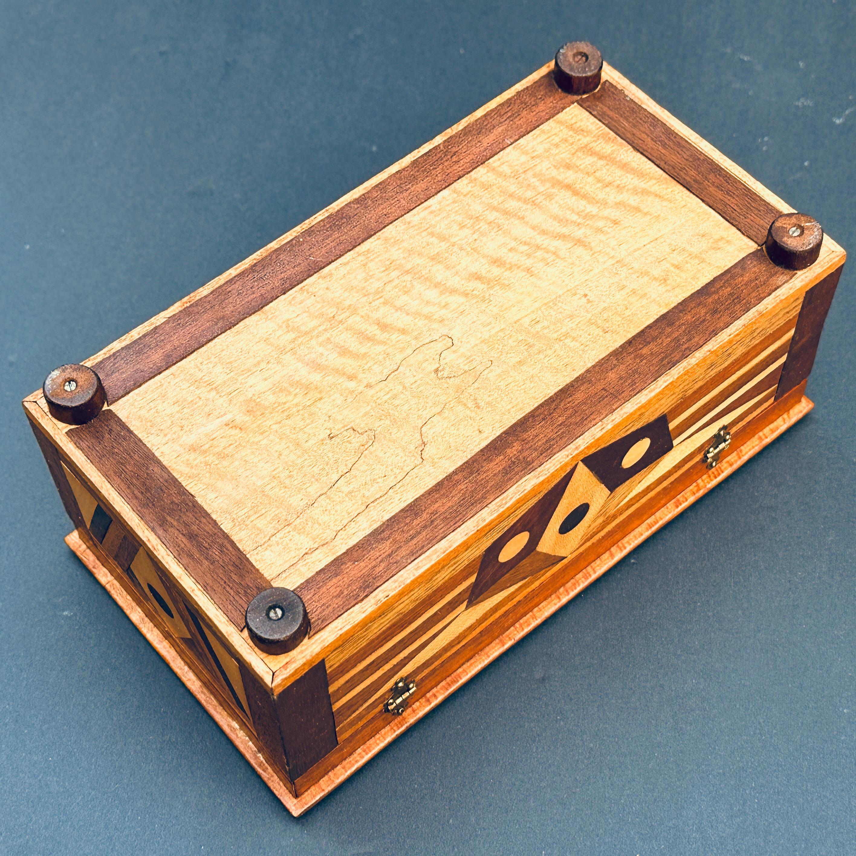 Geometrische Volkskunst-Schachtel mit Scharnier aus Holz mit Intarsien im Angebot 2