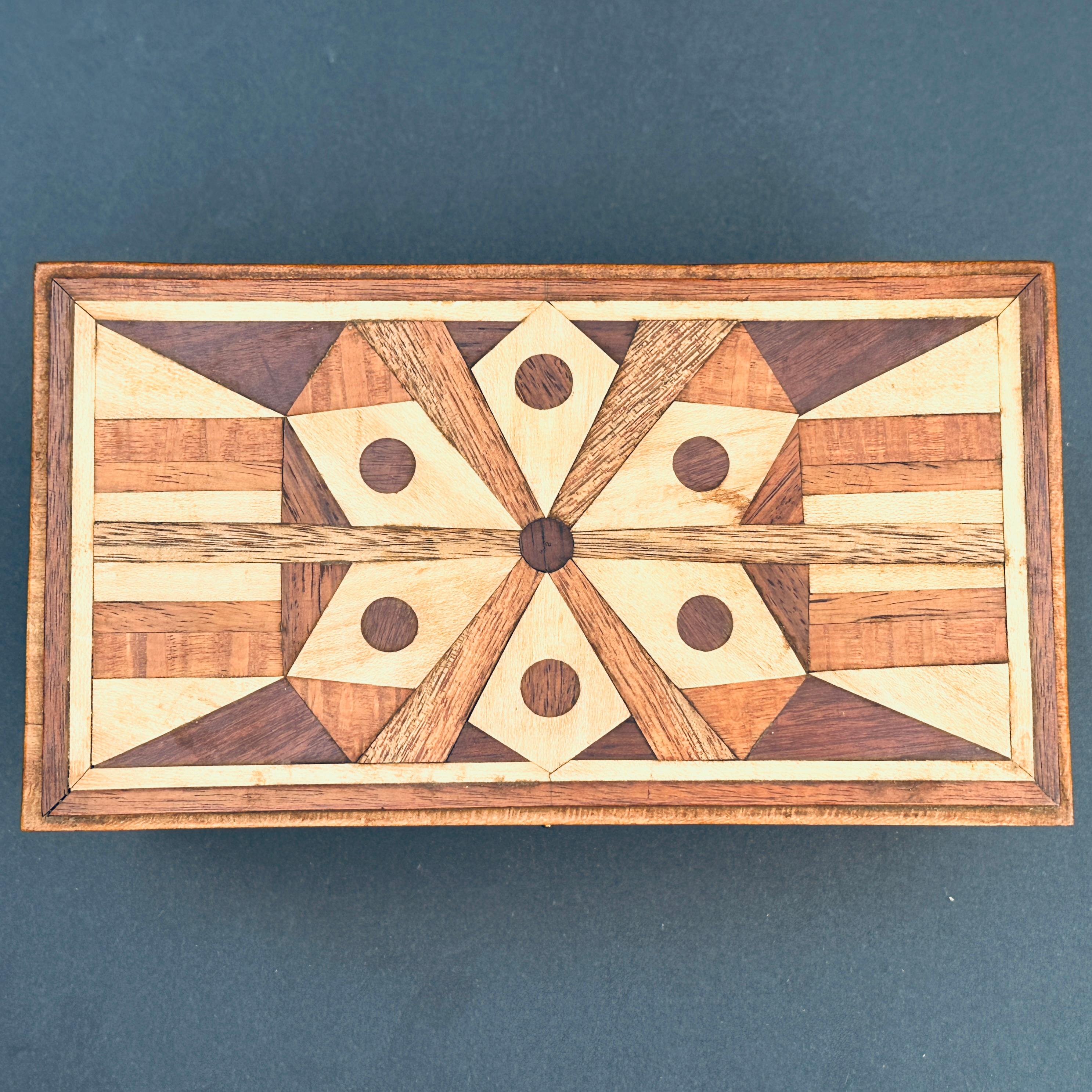 Geometrische Volkskunst-Schachtel mit Scharnier aus Holz mit Intarsien im Angebot 3
