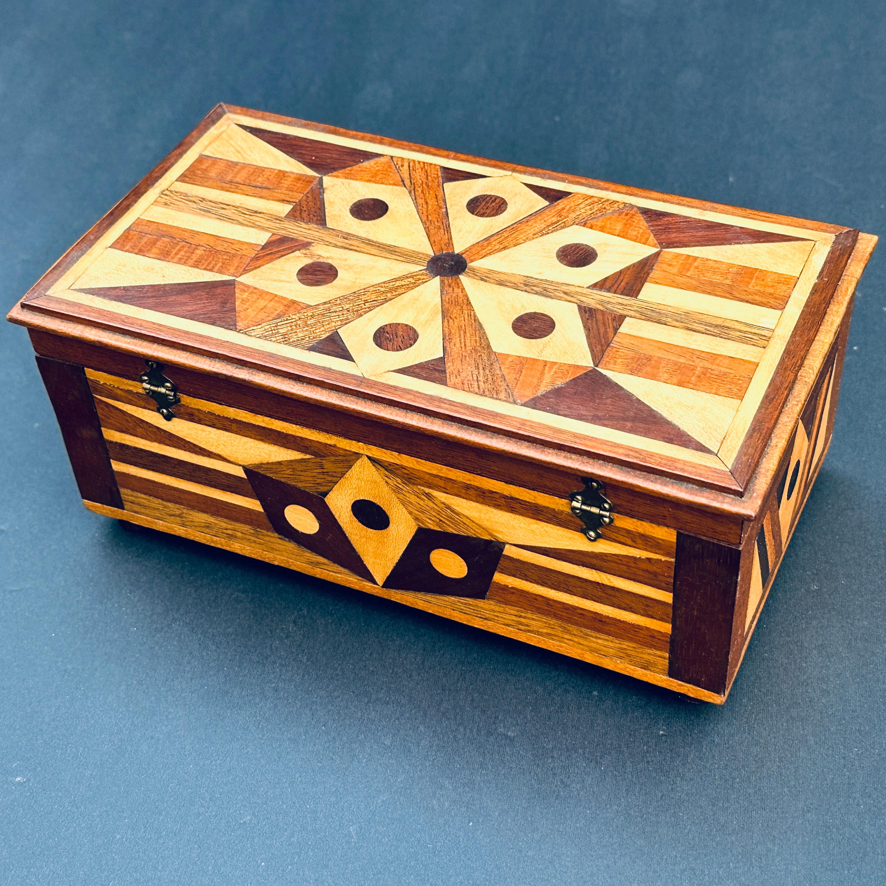 Geometrische Volkskunst-Schachtel mit Scharnier aus Holz mit Intarsien (amerikanisch) im Angebot