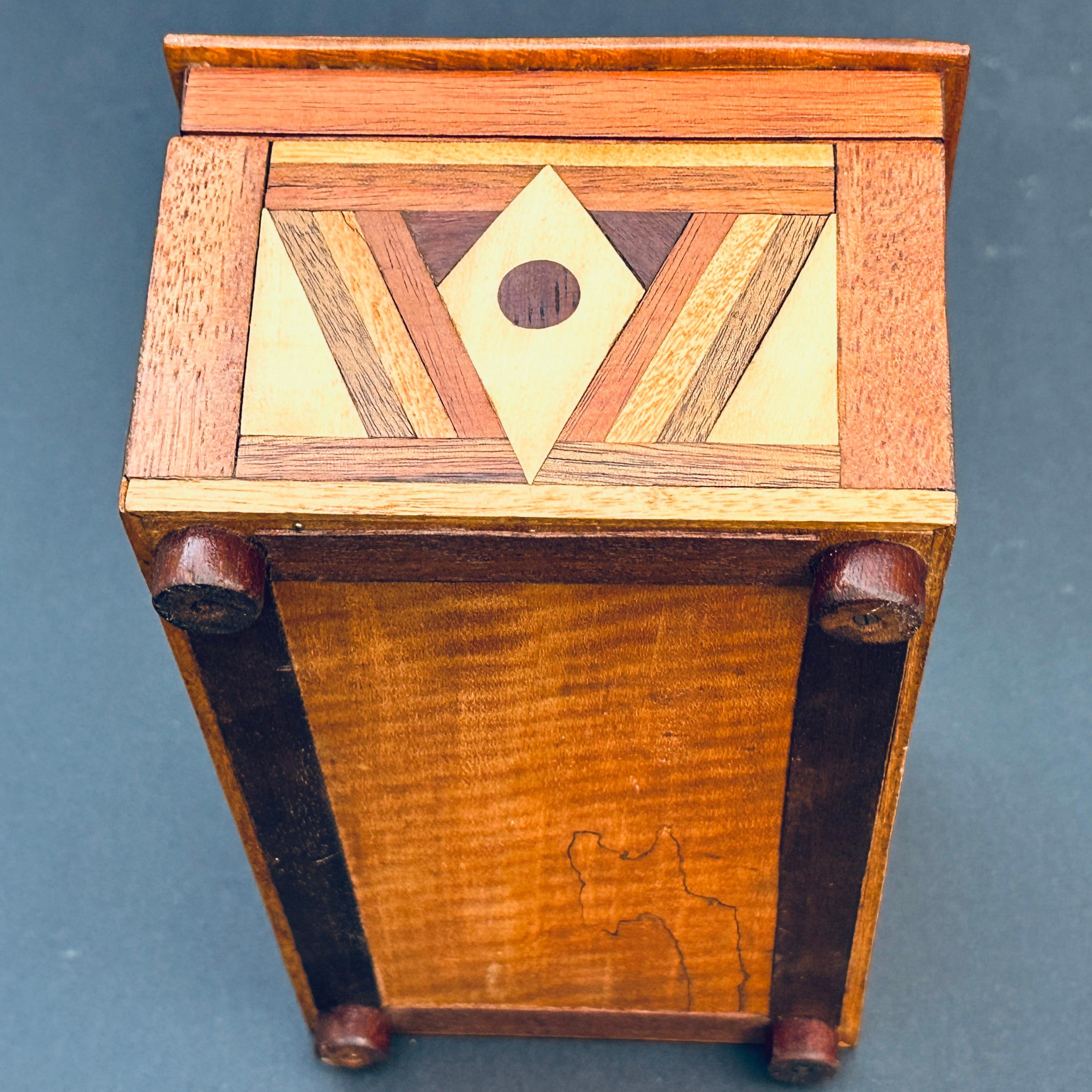 Geometrische Volkskunst-Schachtel mit Scharnier aus Holz mit Intarsien (Handgefertigt) im Angebot