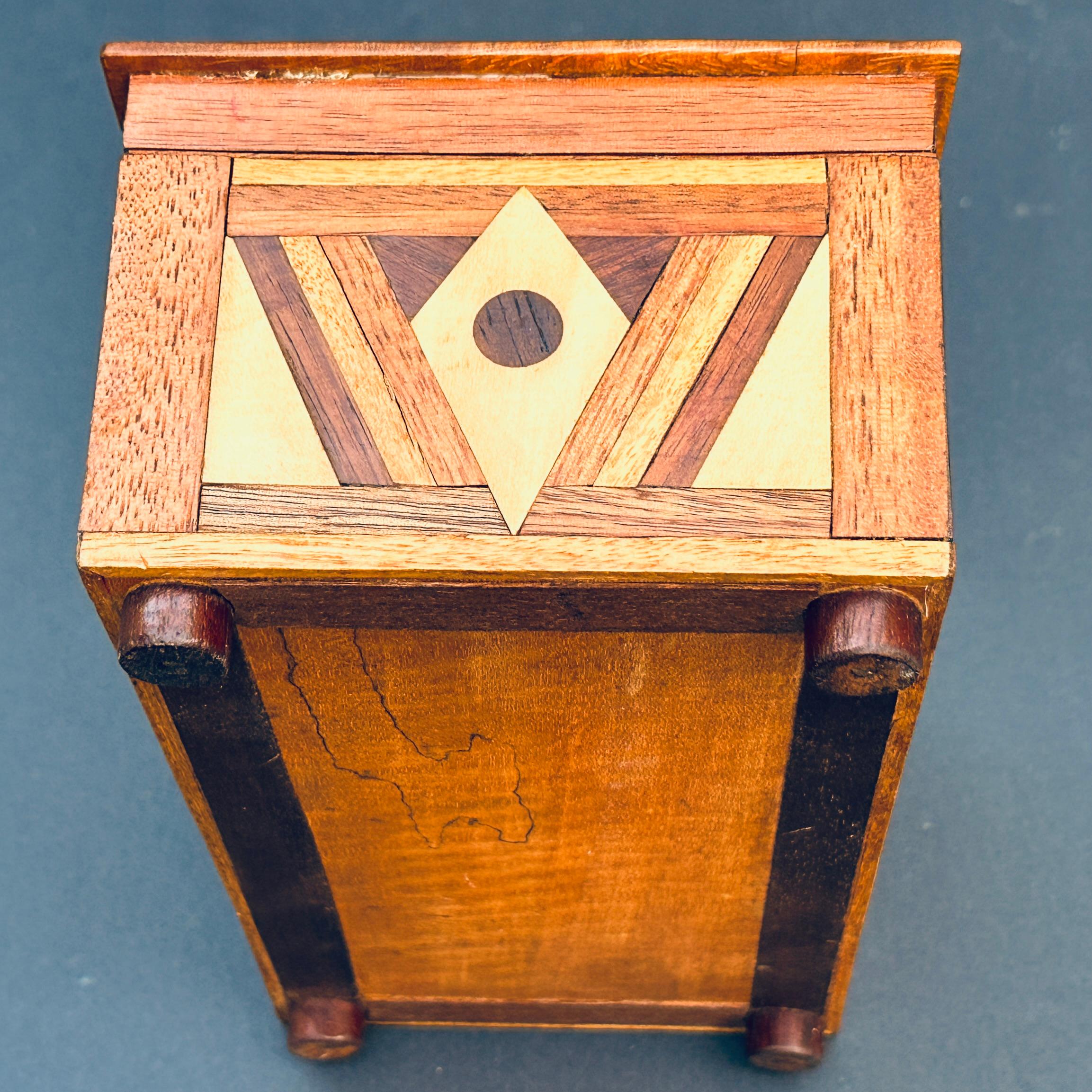 Geometrische Volkskunst-Schachtel mit Scharnier aus Holz mit Intarsien (20. Jahrhundert) im Angebot