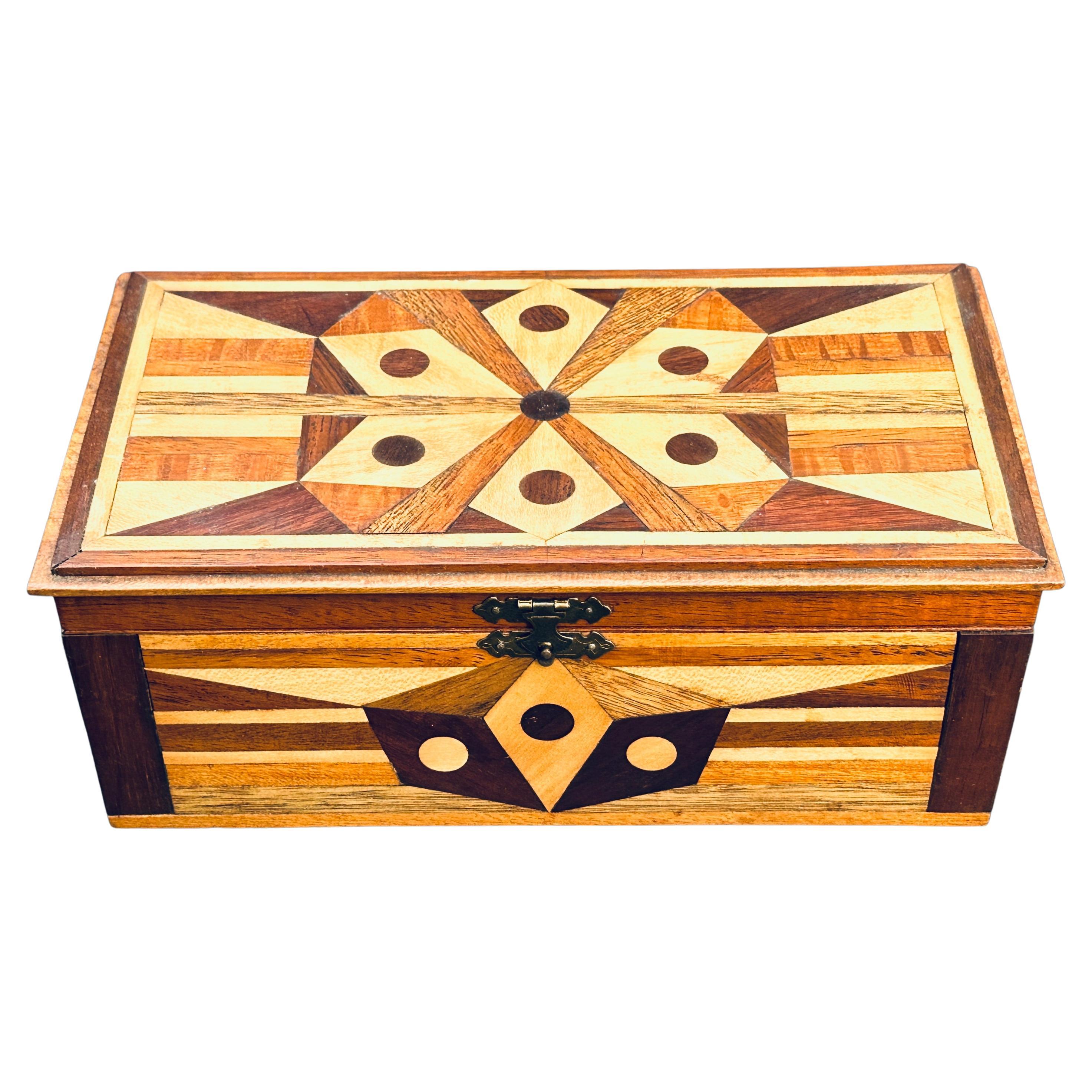 Geometrische Volkskunst-Schachtel mit Scharnier aus Holz mit Intarsien im Angebot