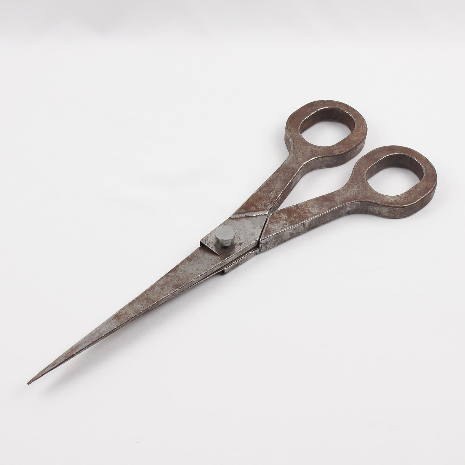 Dies ist ein Ladenschild aus Metall, das die französische Volkskunst präsentiert. Das Stück wurde um 1950 in Frankreich fachmännisch angefertigt. Das seltene Schild zeigt eine riesige Schere, die als Werbung für einen Friseur oder einen Friseursalon