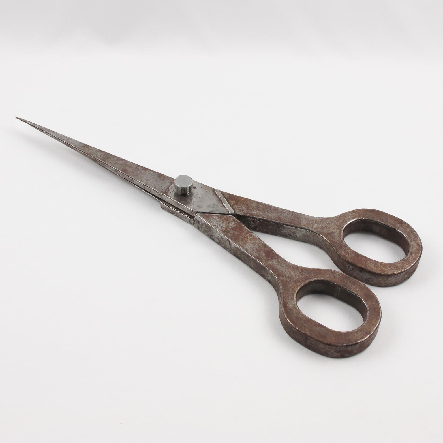 Folk Art Giant Metal Scissors Industrial Store Display Schild, um 1950 (Volkskunst) im Angebot