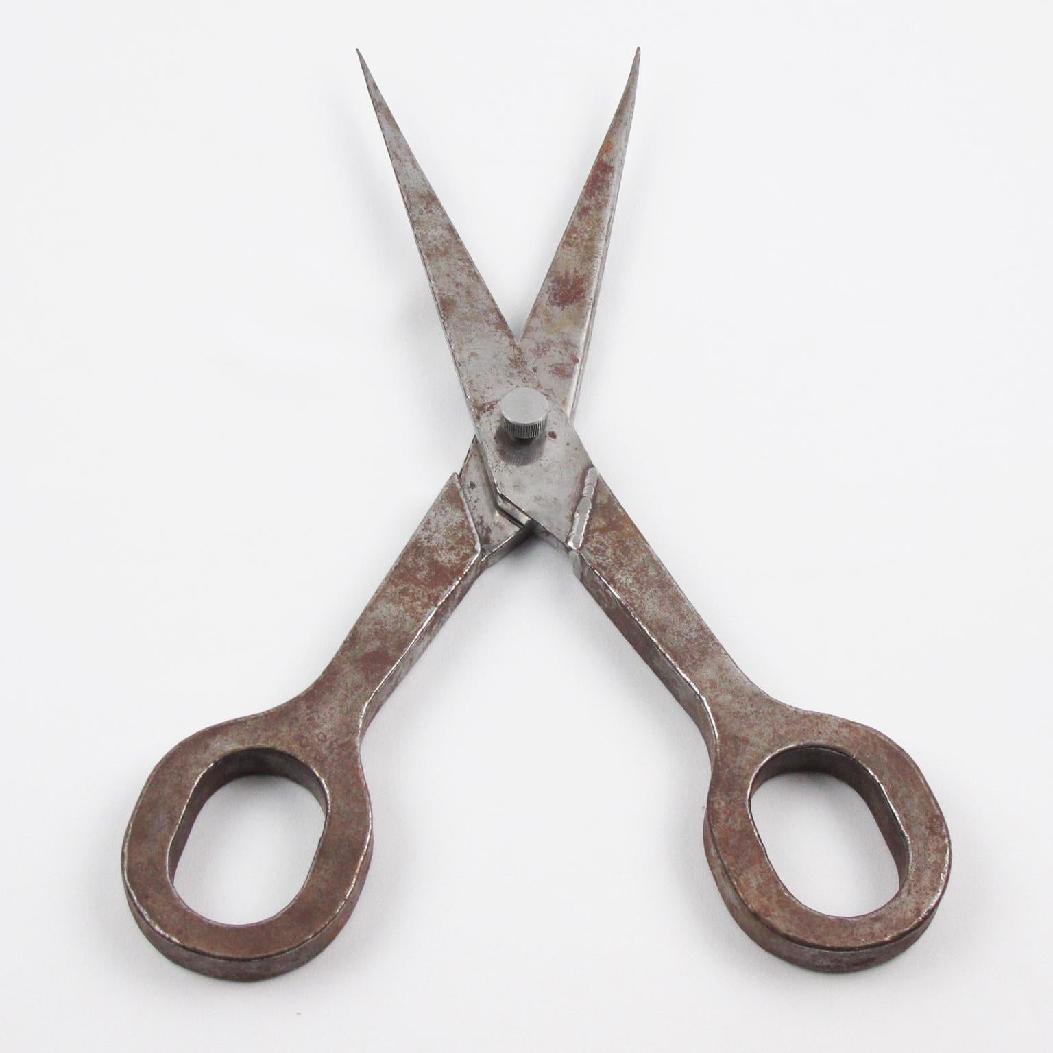 Folk Art Giant Metal Scissors Industrial Store Display Schild, um 1950 (Mitte des 20. Jahrhunderts) im Angebot