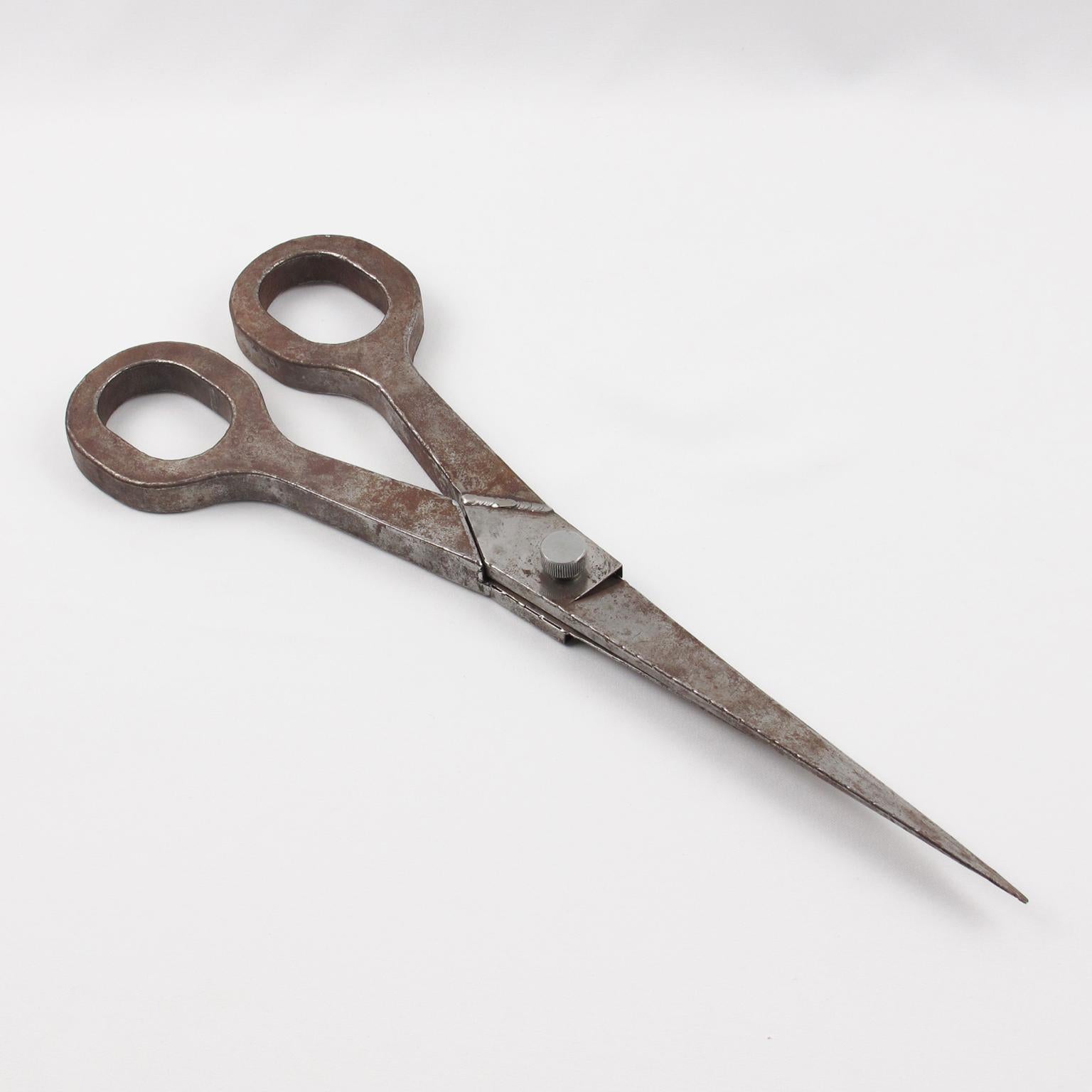 Folk Art Giant Metal Scissors Industrial Store Display Schild, um 1950 (Metall) im Angebot